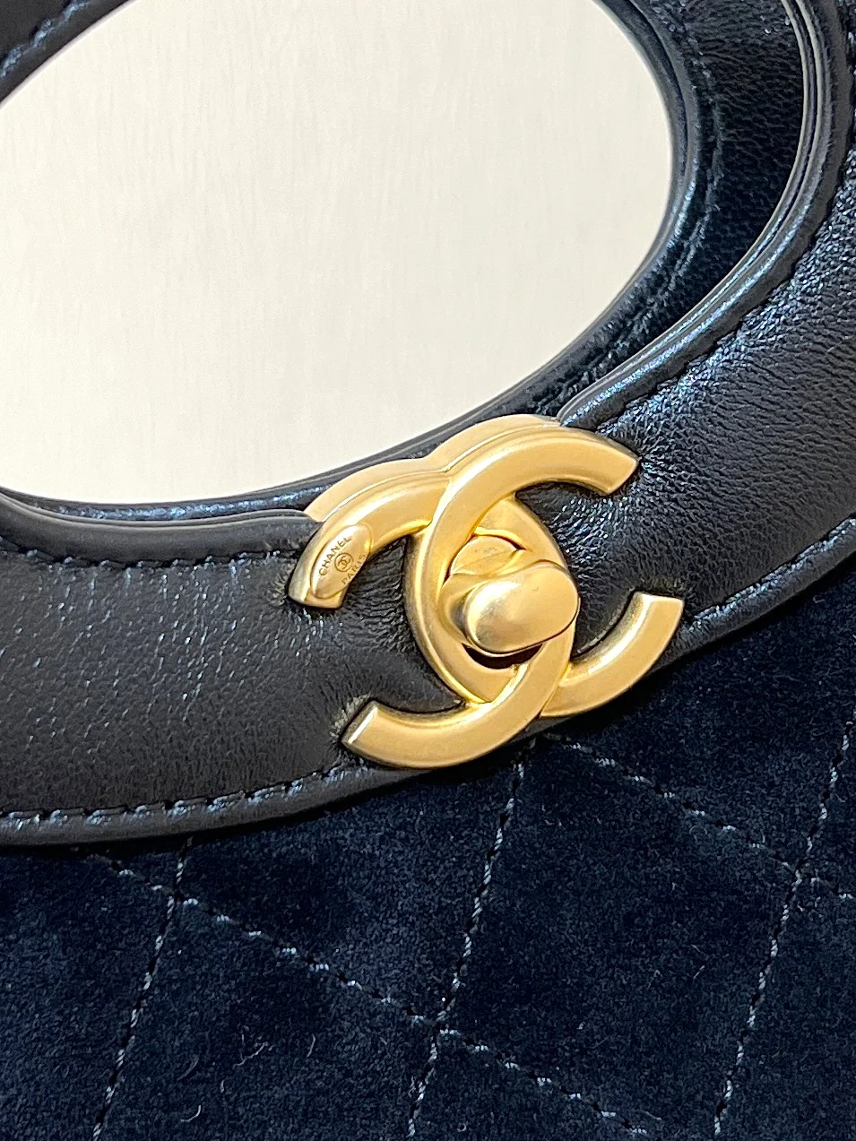 Мини-сумка Chanel 25p 31 из замши, черная