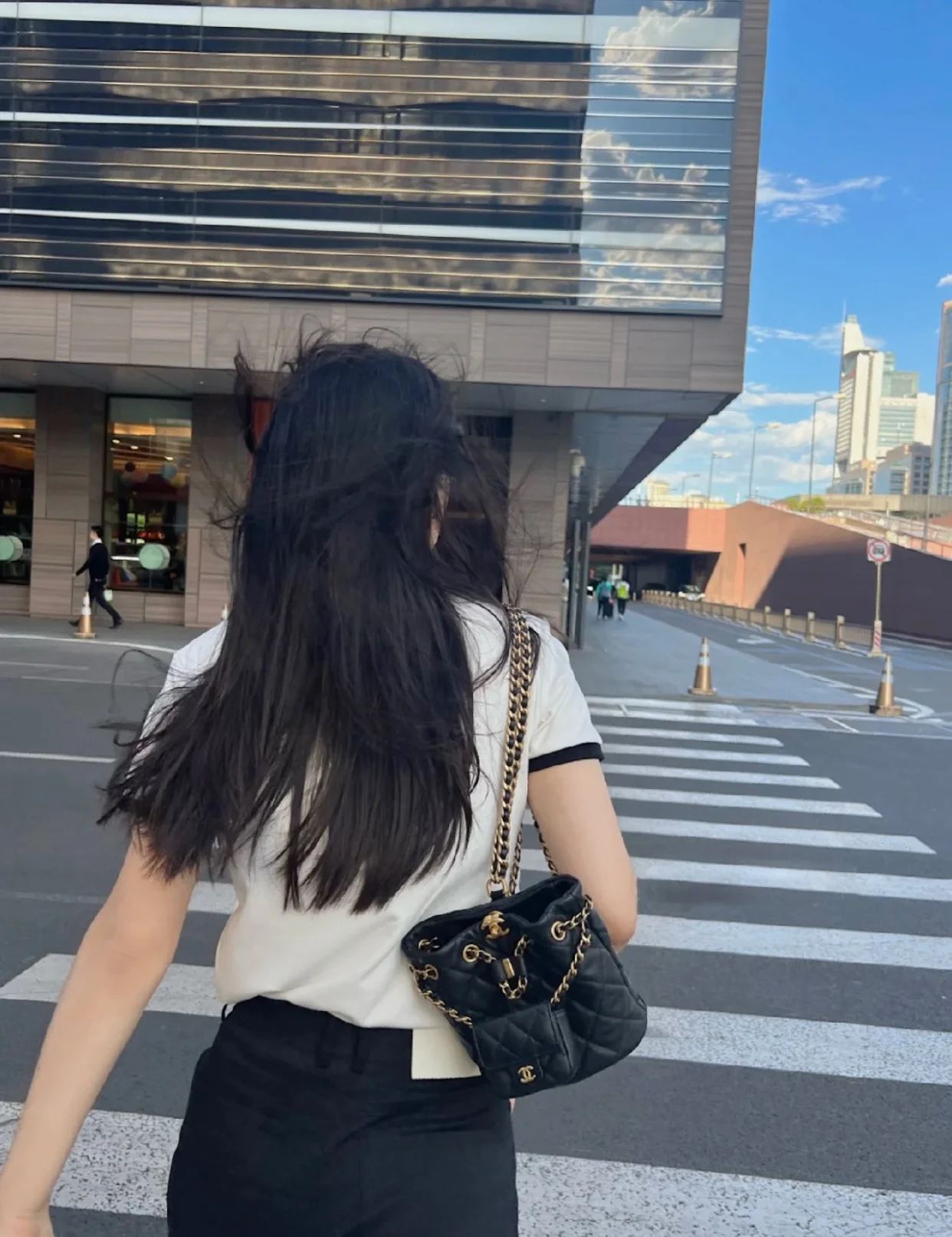 Пре-осенняя коллекция Chanel 2023 — рюкзак Métiers d'Art Letter