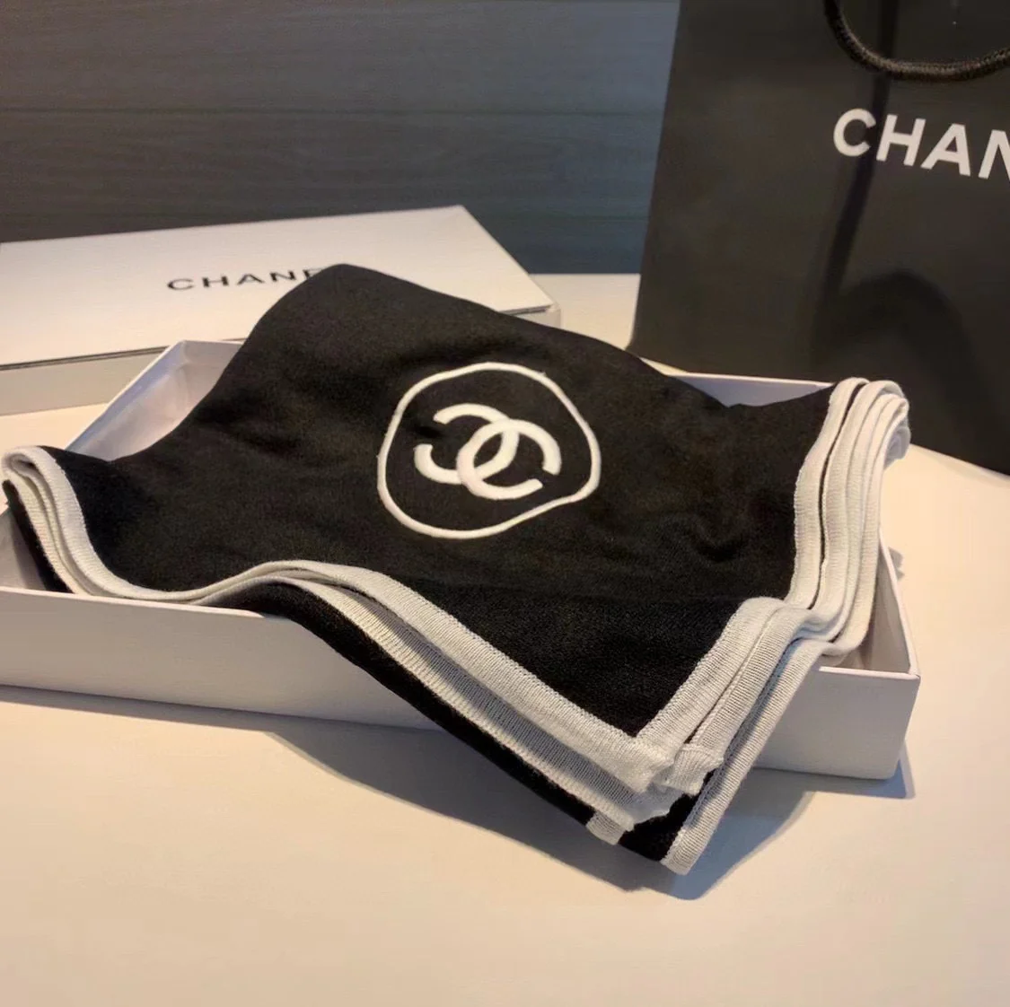 Вышитый шарф Chanel в черно-белых тонах - 100-200 см - Кашемир