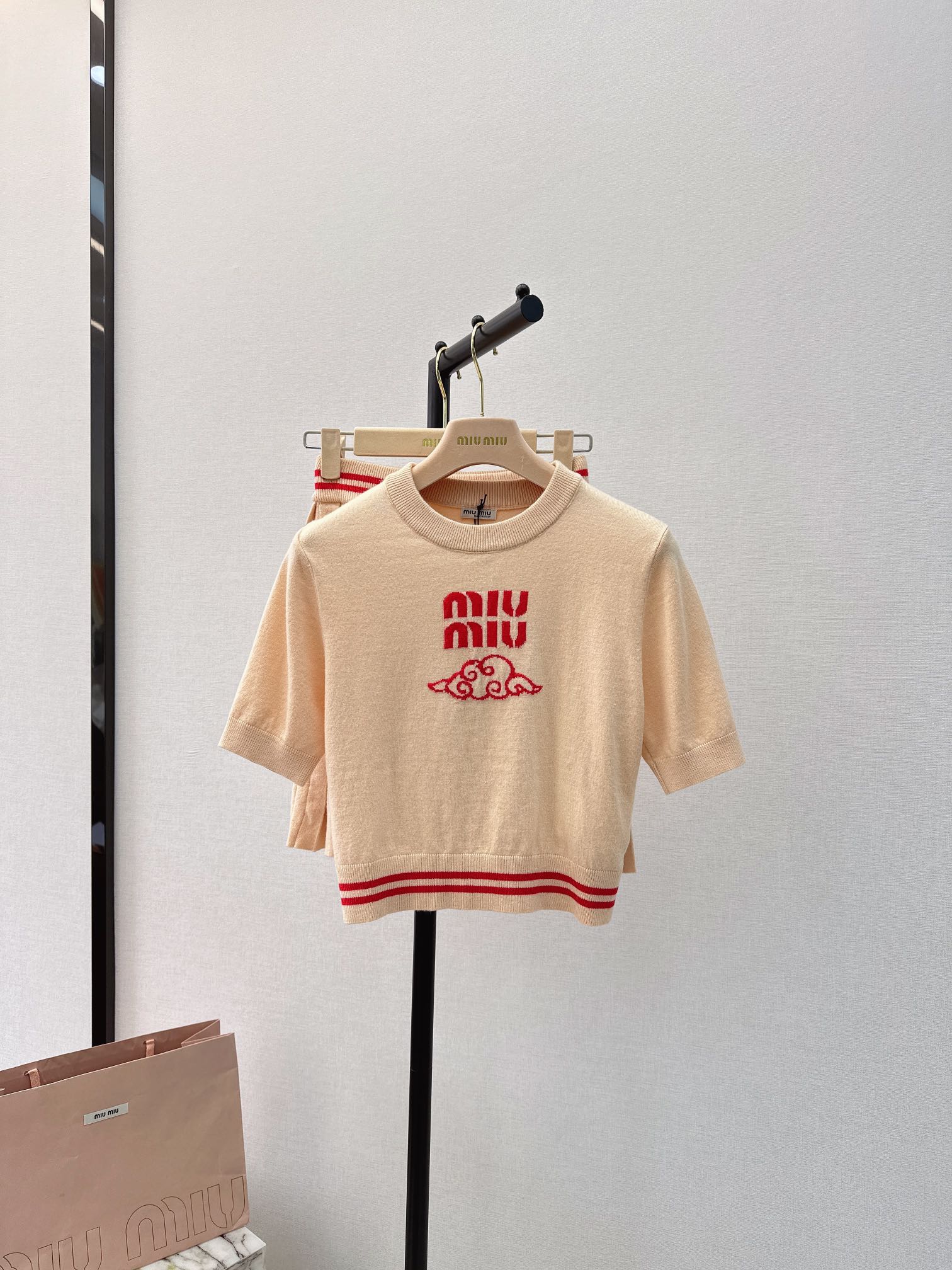 Miu Miu - 2404 - Новинка сезона весна/лето: классический пуловер с круглым вырезом и плиссированная юбка.