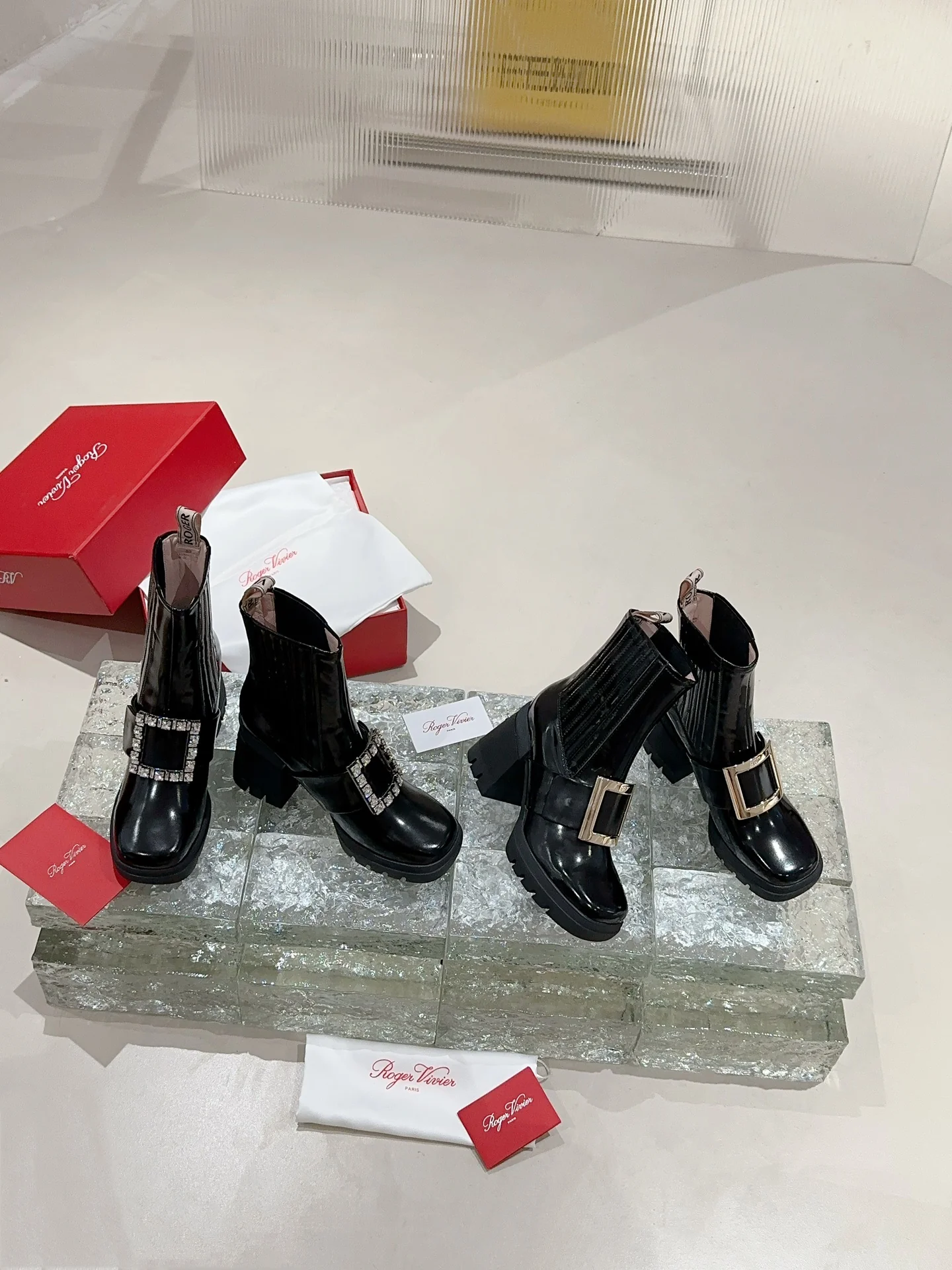 Ботинки на платформе RV-2024 с пряжкой и стразами - изображение из коллекции