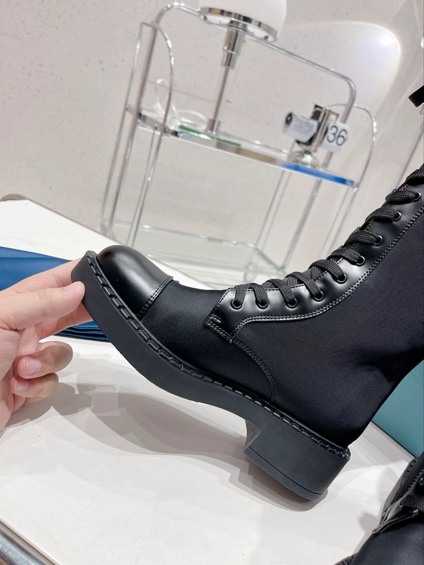 Prada, подиумный показ 2022 года - высокие сапоги - 1