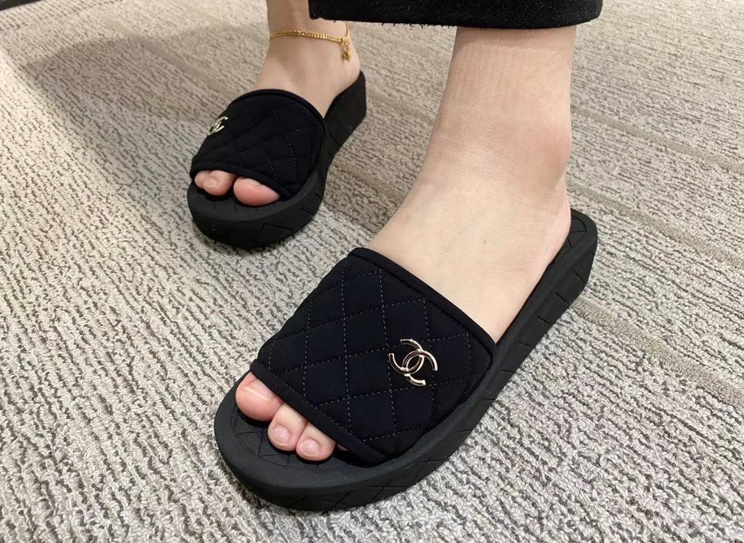 Новинка сезона весна/лето 2023 от Chanel - кожаные тапочки из овечьей кожи - черные.