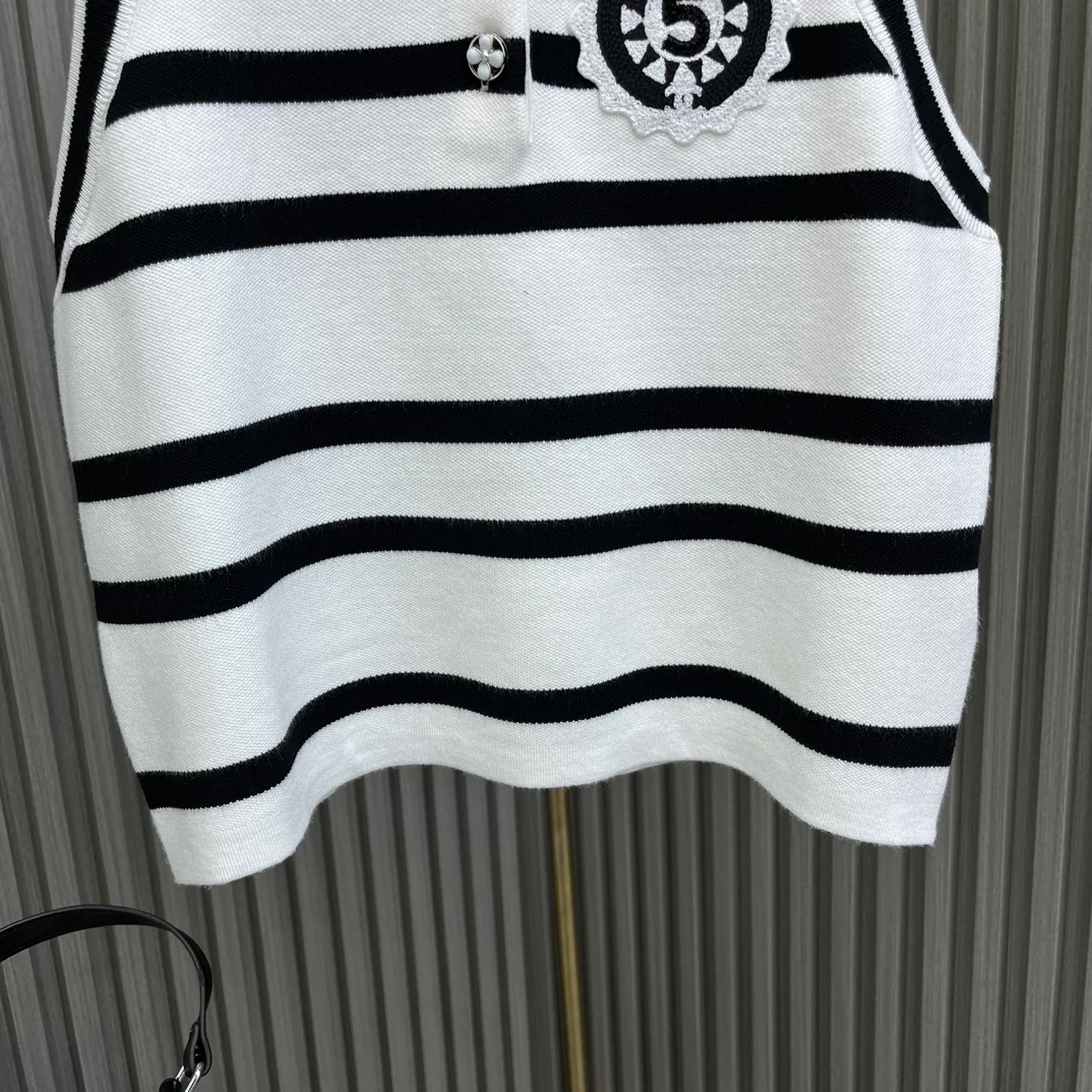 Chanel - 2404-24 Новинка: Вязаный жилет в полоску с воротником