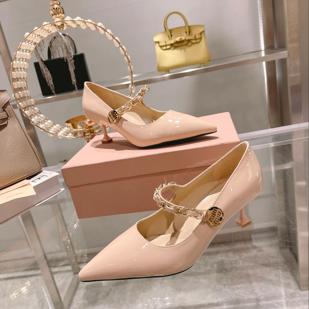 Новинка сезона осень/зима 2022 от Miu Miu - Туфли на каблуке с острым носком и разрезом - Розовые