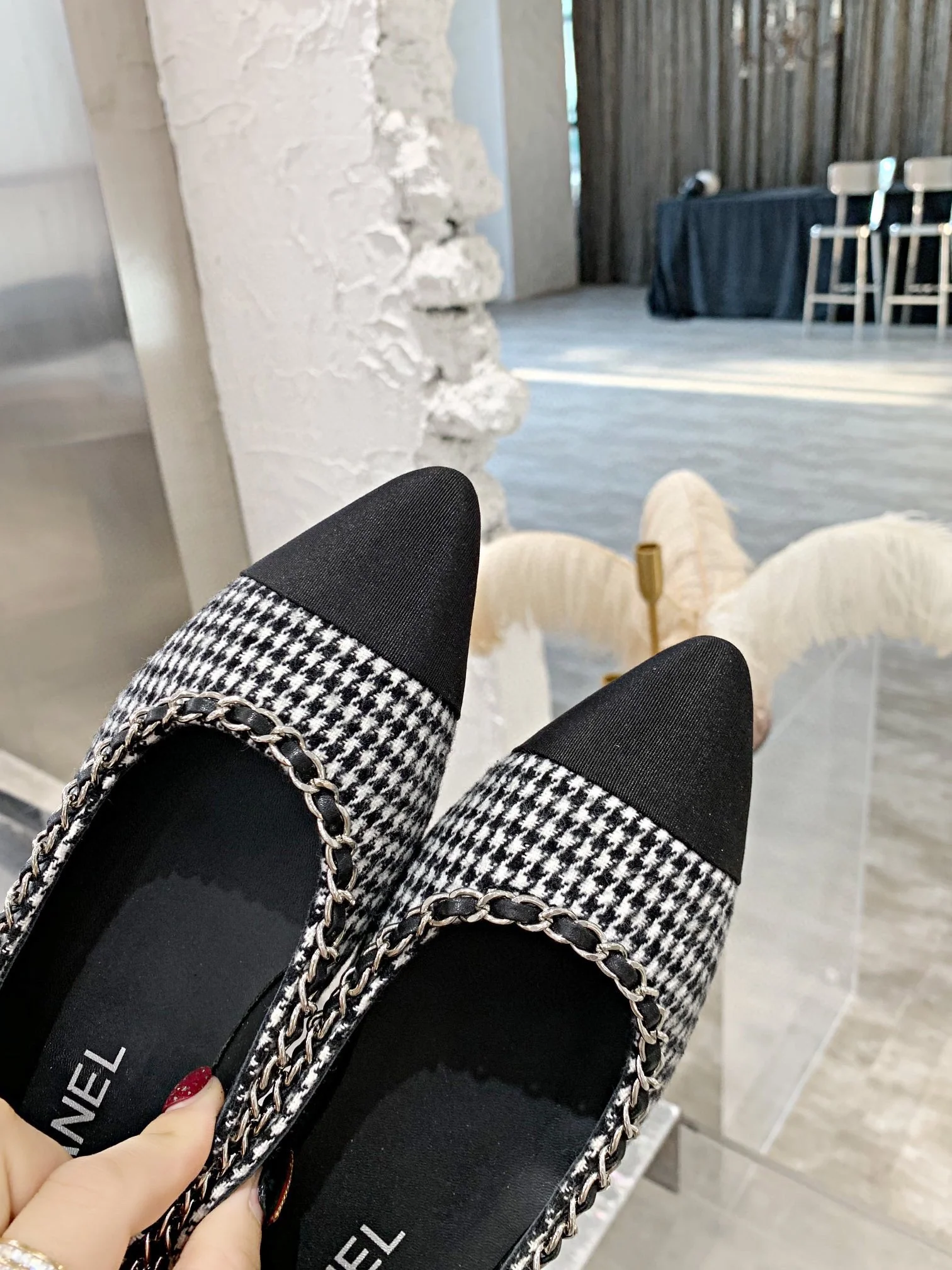 Туфли Chanel с цепочкой, острым носком и низким каблуком - черные