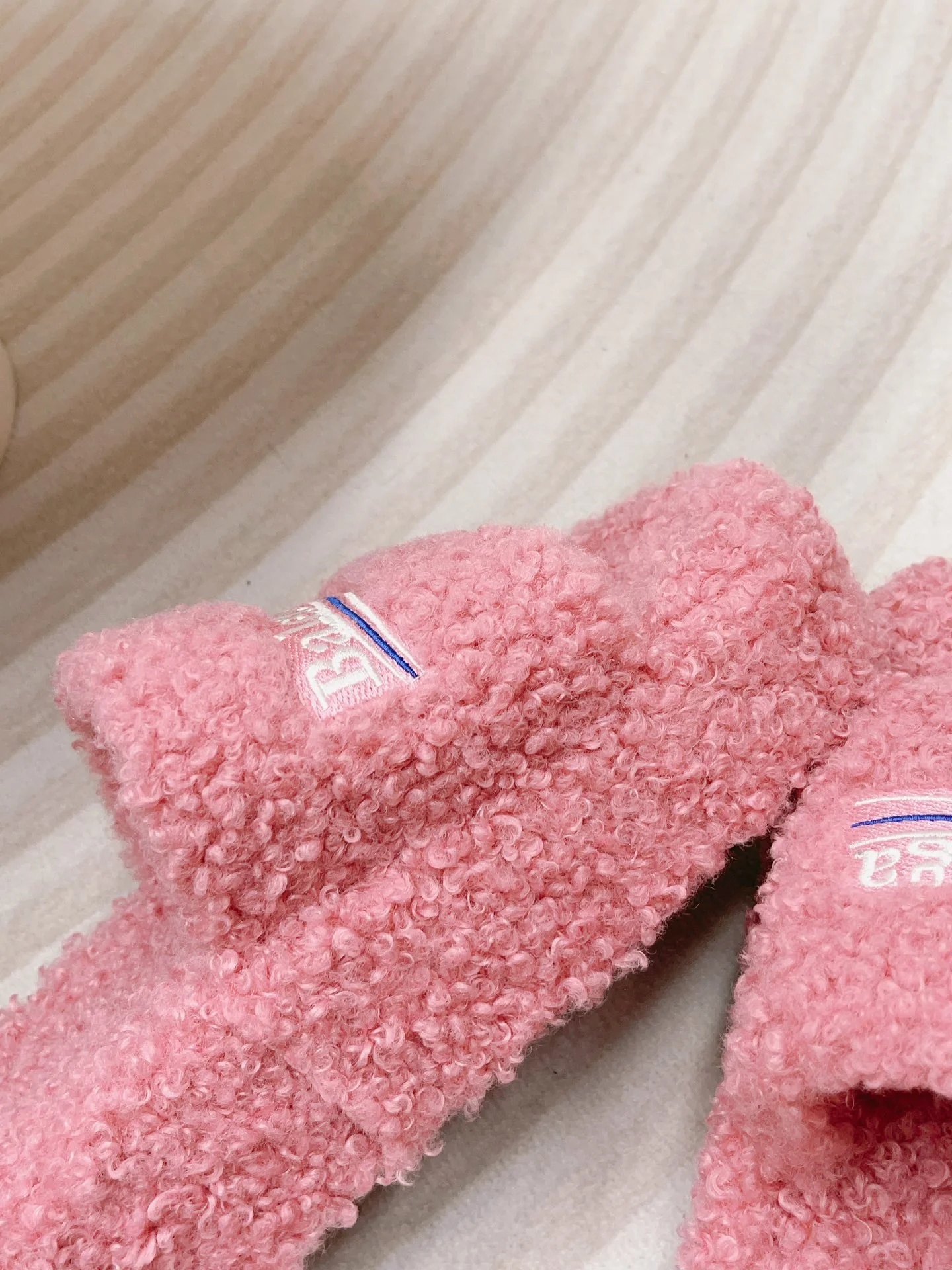 Новинка Balenciaga 2023 года - Меховые тапочки на платформе - Серые - 1