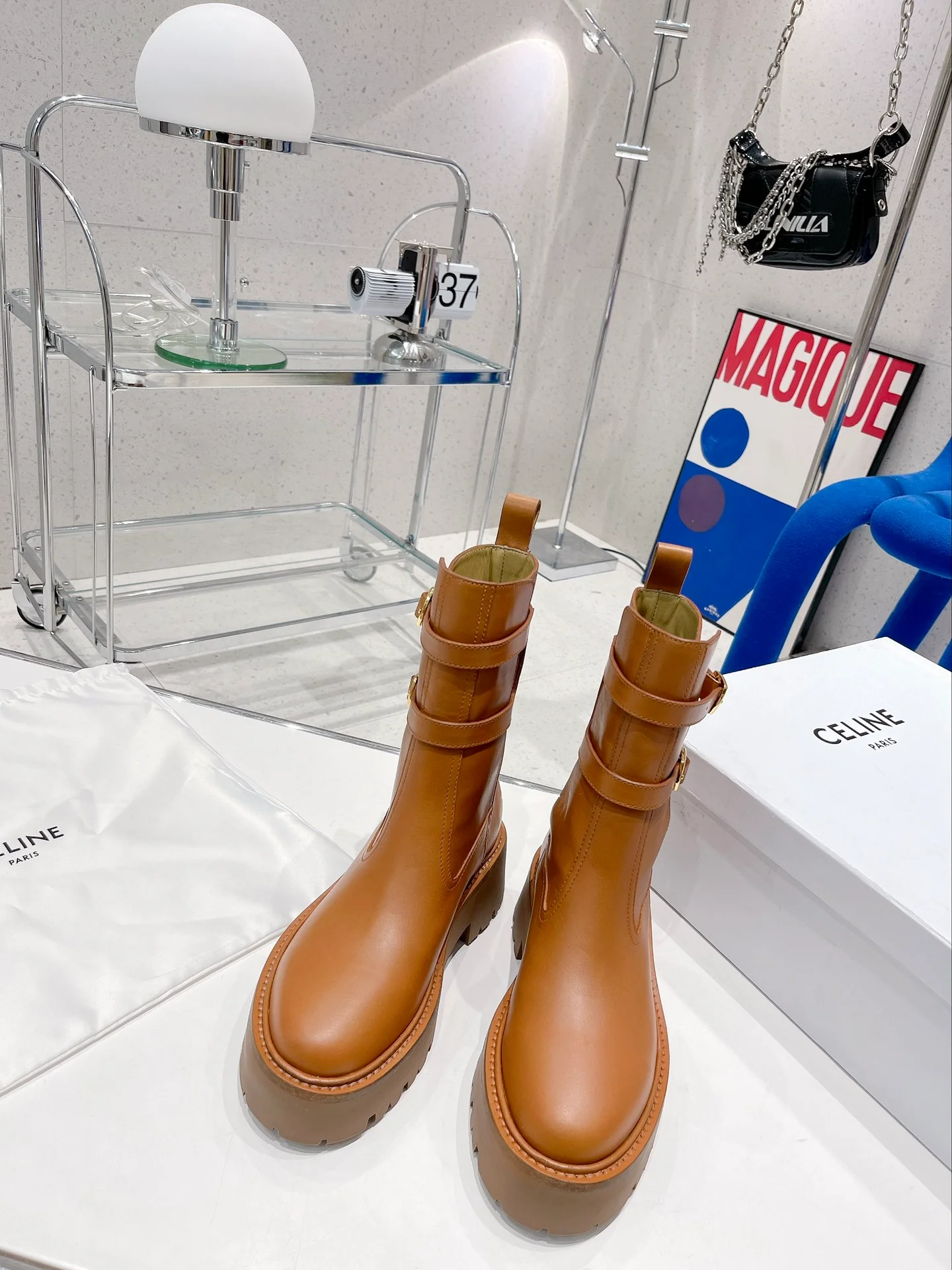 Новинка сезона осень/зима 2022 от Celine - Ботинки с одной кожаной пряжкой - 1