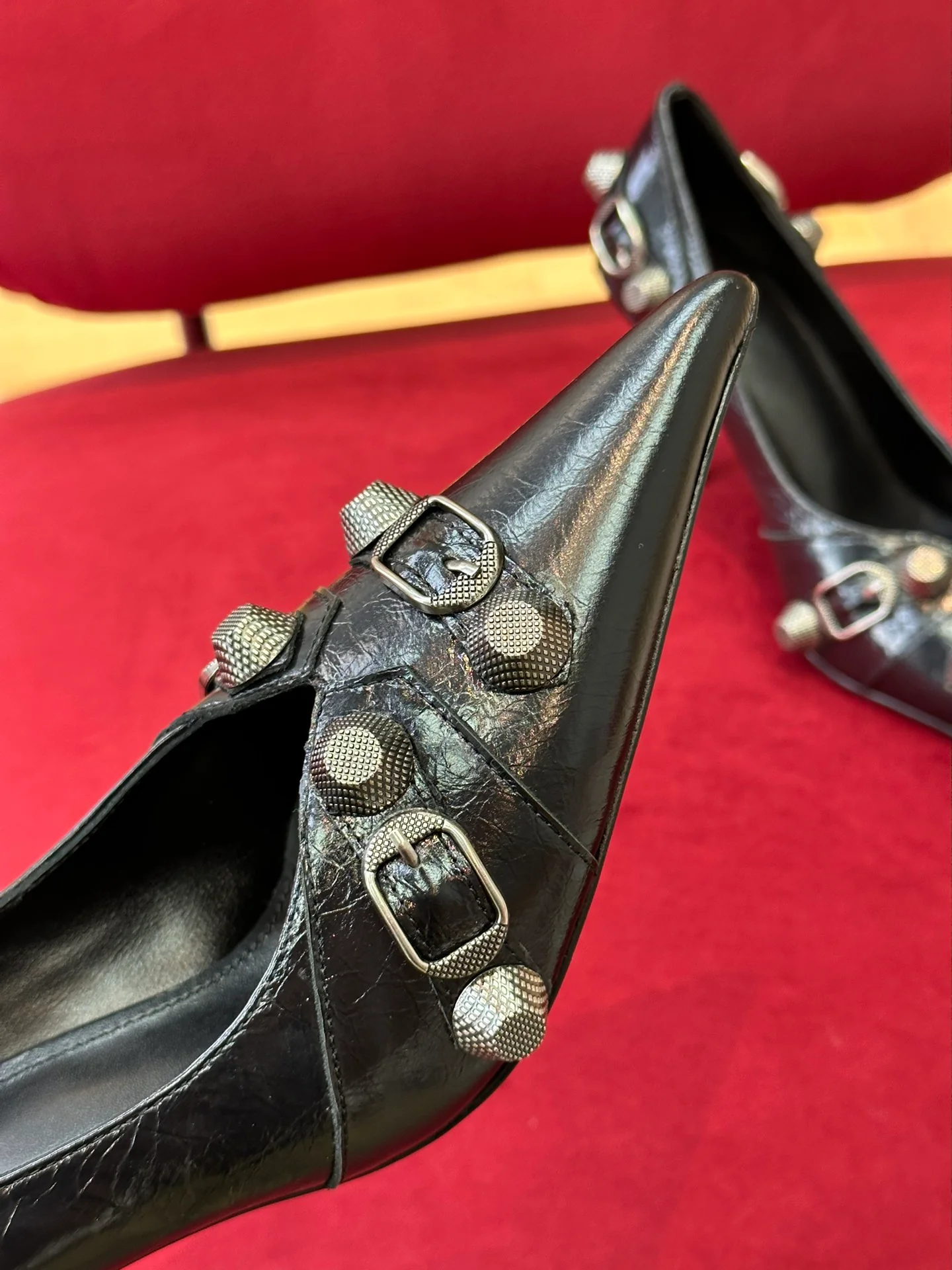 Balenciaga Весна/Лето 2023 - Туфли на высоком каблуке с заклепками