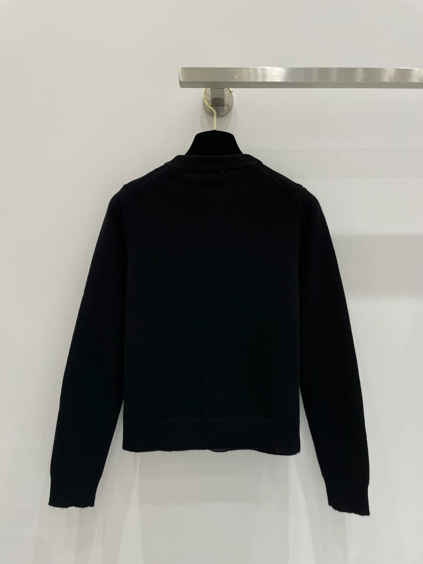 Celine 2403 - Прочный вязаный свитер с круглым вырезом, украшенный стразами - Черный