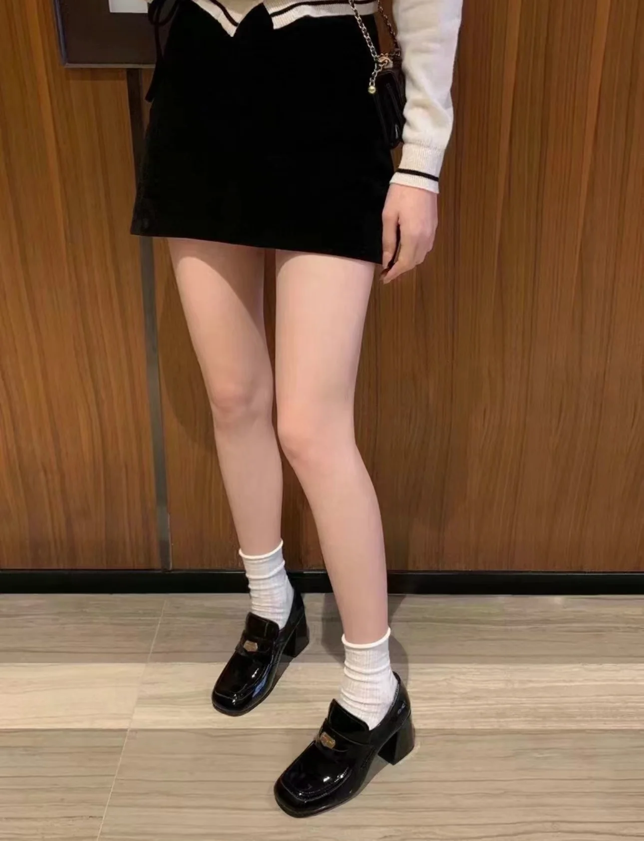 Новинка Miu Miu 2023 года - Лоферы на массивном каблуке с золотыми монетками - Черные