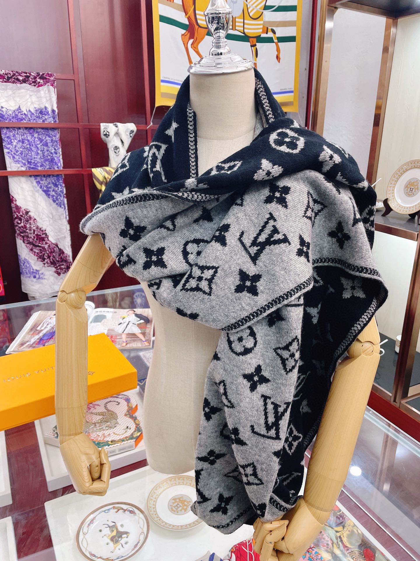 Вязаный кашемировый шарф LV