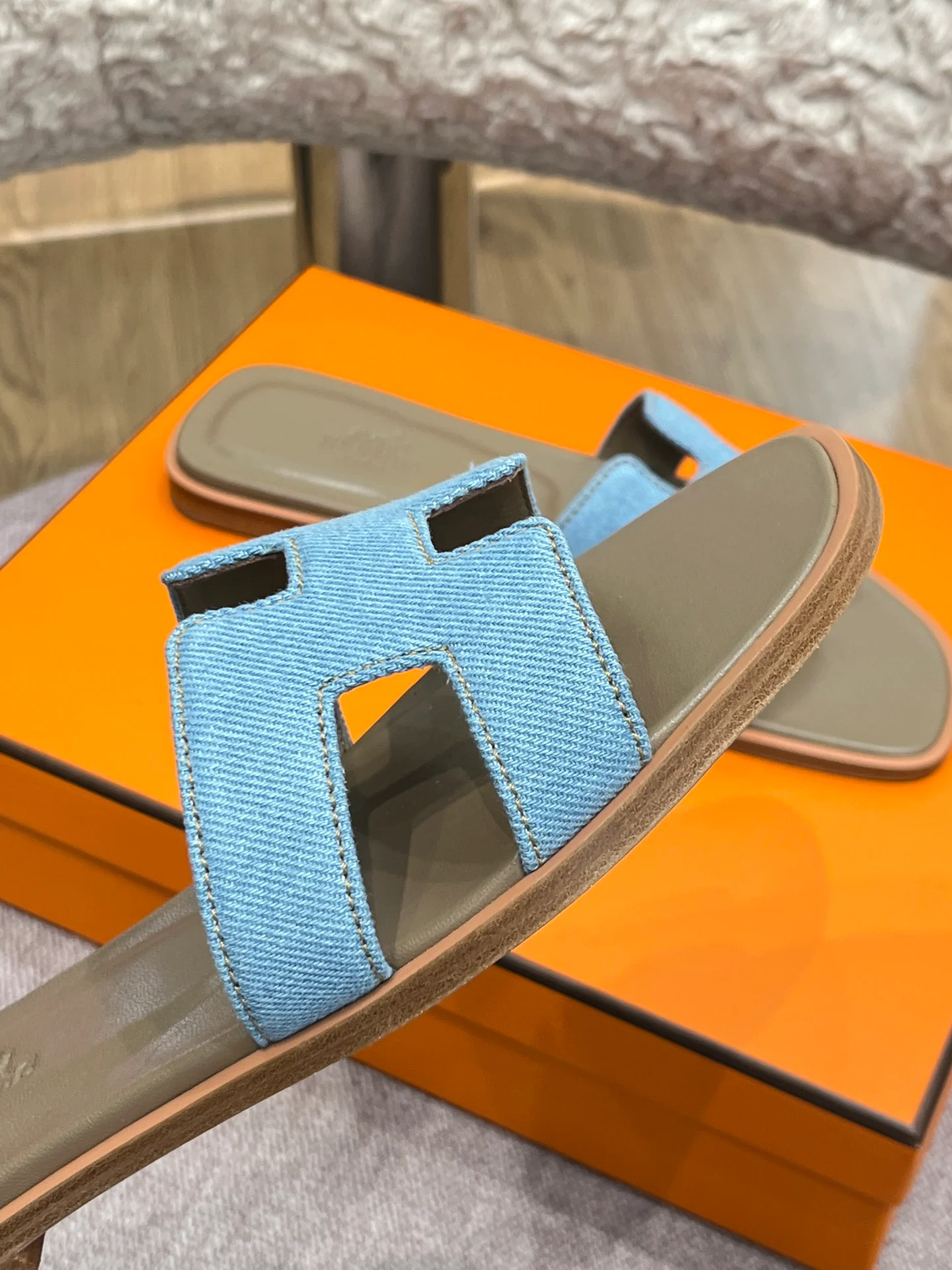 Новинка сезона весна/лето 2022 от Hermes - плоские тапочки H - 2 шт.