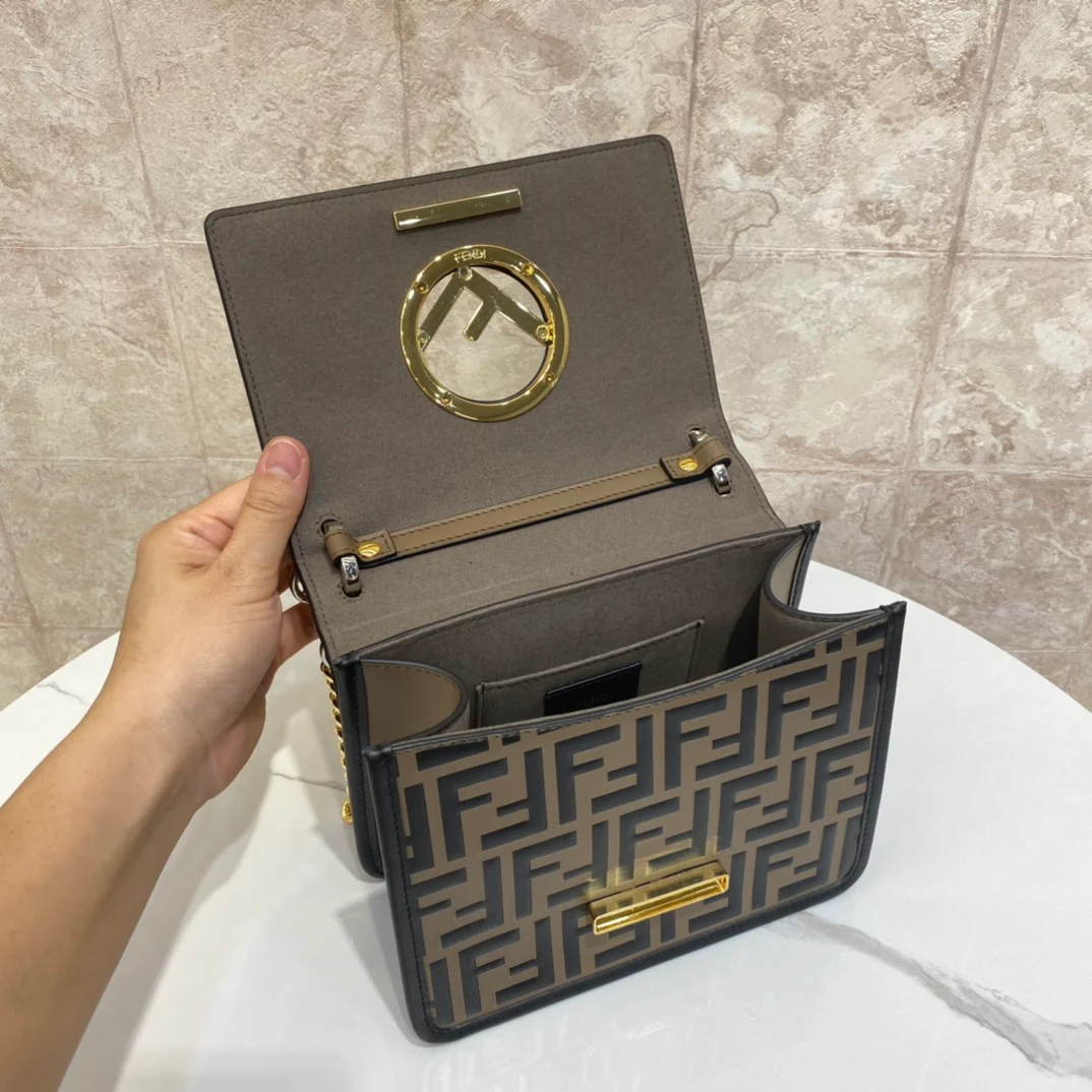 Fendi-F серия - Кожаная сумка на цепочке - Маленькая - Коричневая