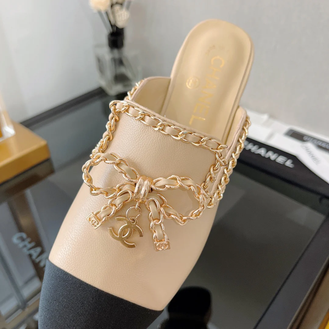 Кожаные мюли Chanel с цепочкой и бантом.