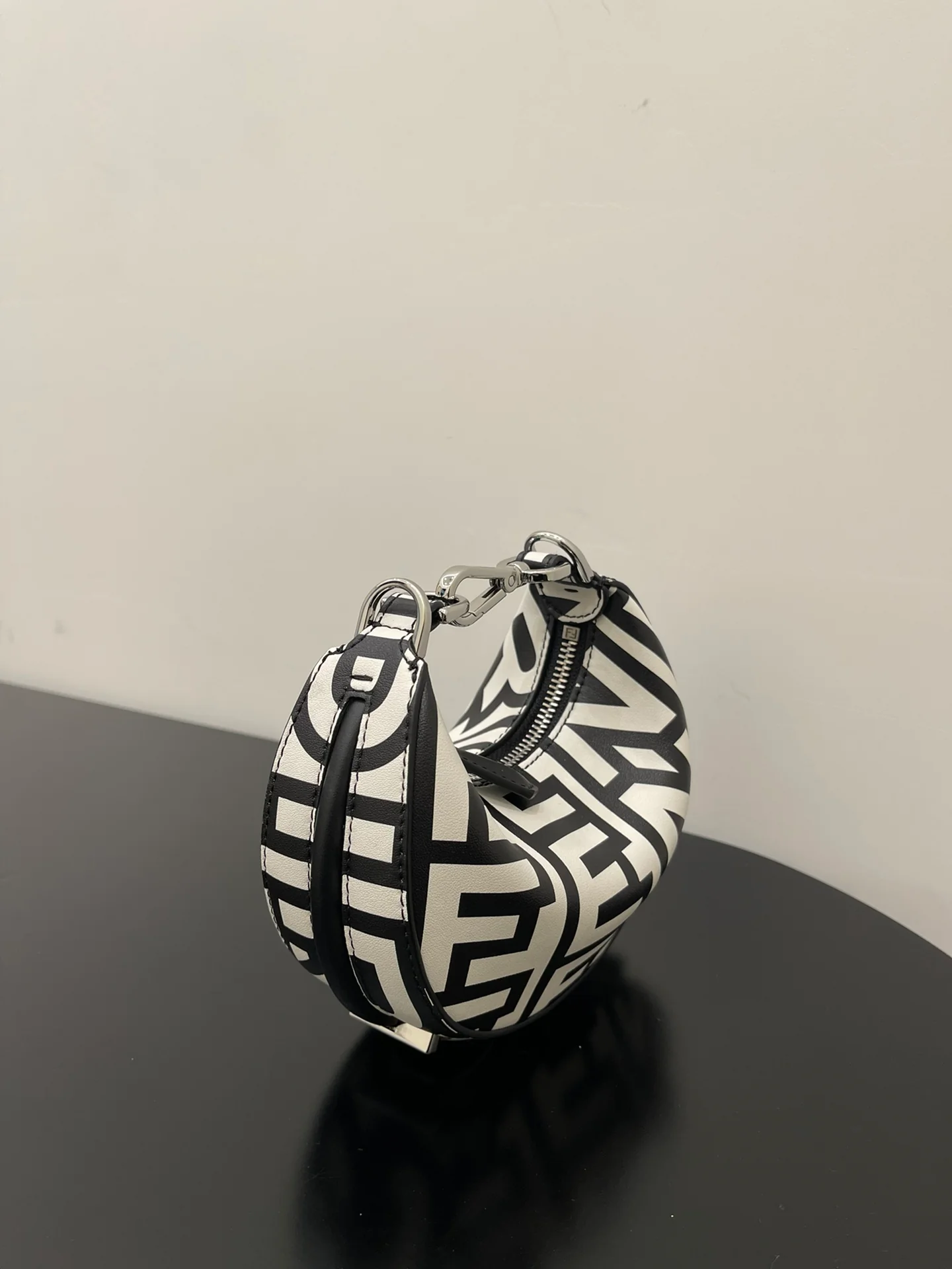 Мини-сумка Fendi Praphy Crescent Moon через плечо — черно-белая коллаборация.
