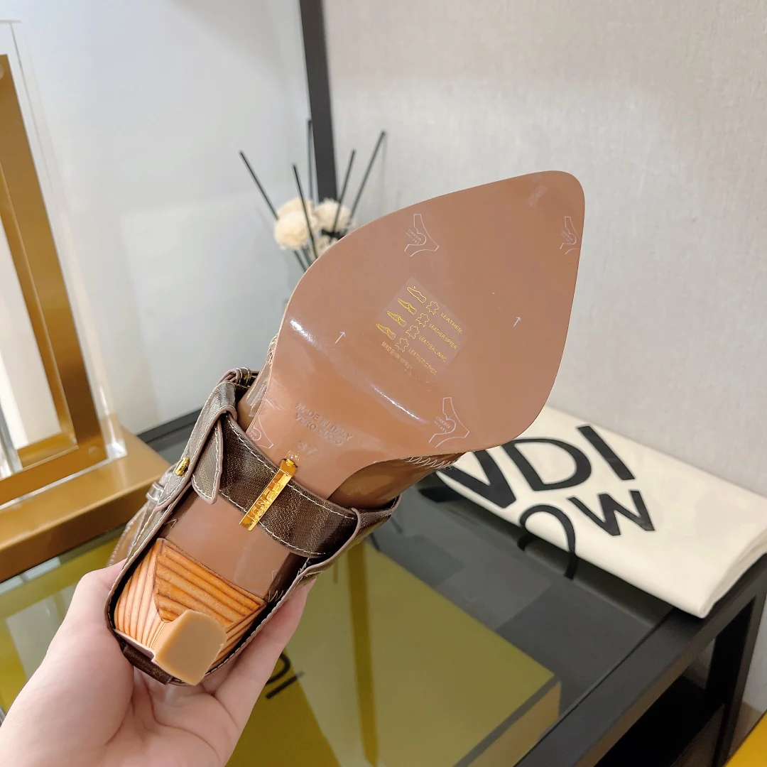 Fendi - Новинка сезона осень/зима 2022 - Сапоги на высоком каблуке