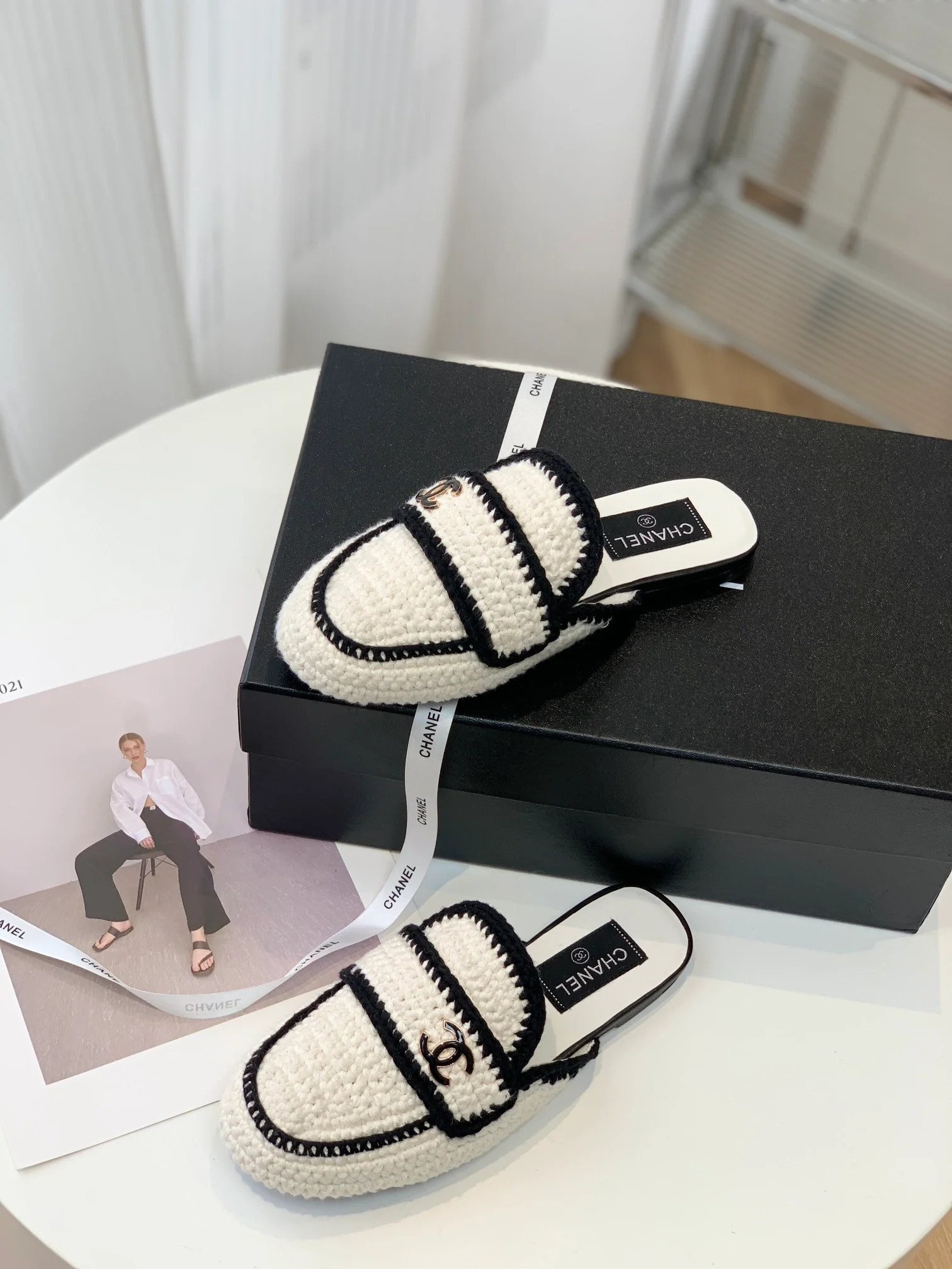 Новинка весны 2023 года от Chanel - плетеные тапочки ?Камелия?.