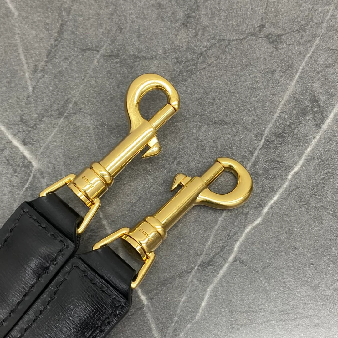 Сумка Celine Box Triomphe - черная с золотой фурнитурой.