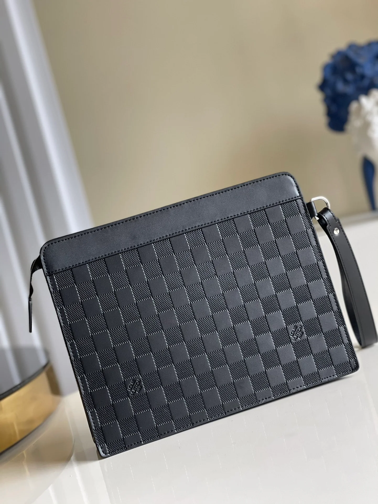 lv-n60448-standing-clutch-2