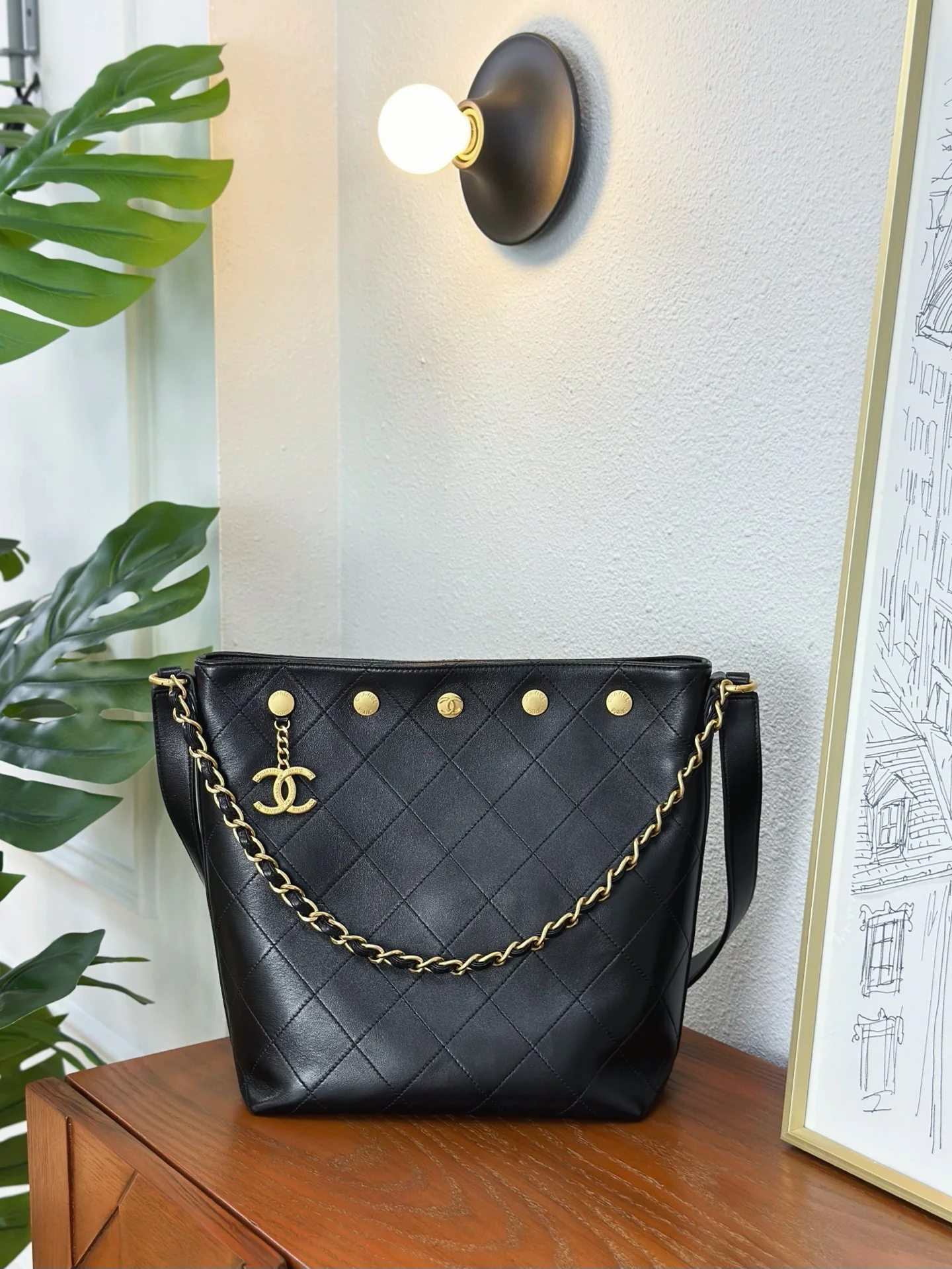 Сумка Chanel в стиле хиппи с золотой монетой 25 пенсов — черно-золотая.