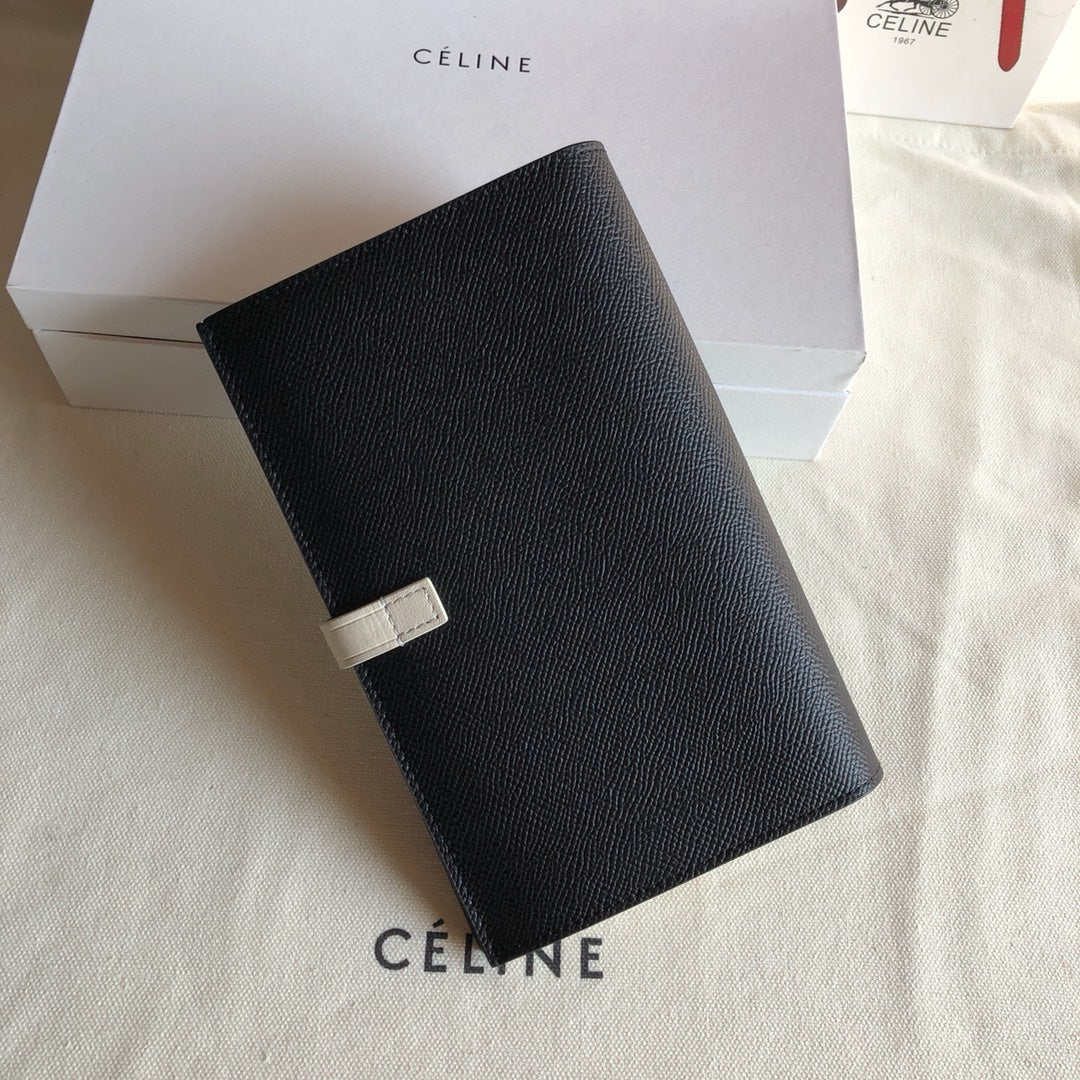 Длинный кошелек Celine — черный и кремовый — с принтом в виде пальм.