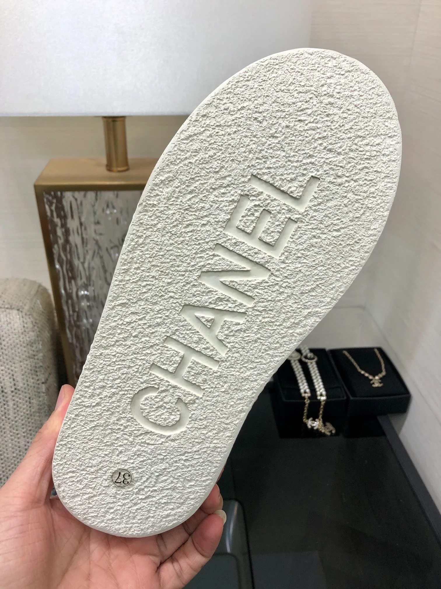 Новинка сезона весна/лето 2023 от Chanel - Туфли на платформе из парусины - Черные