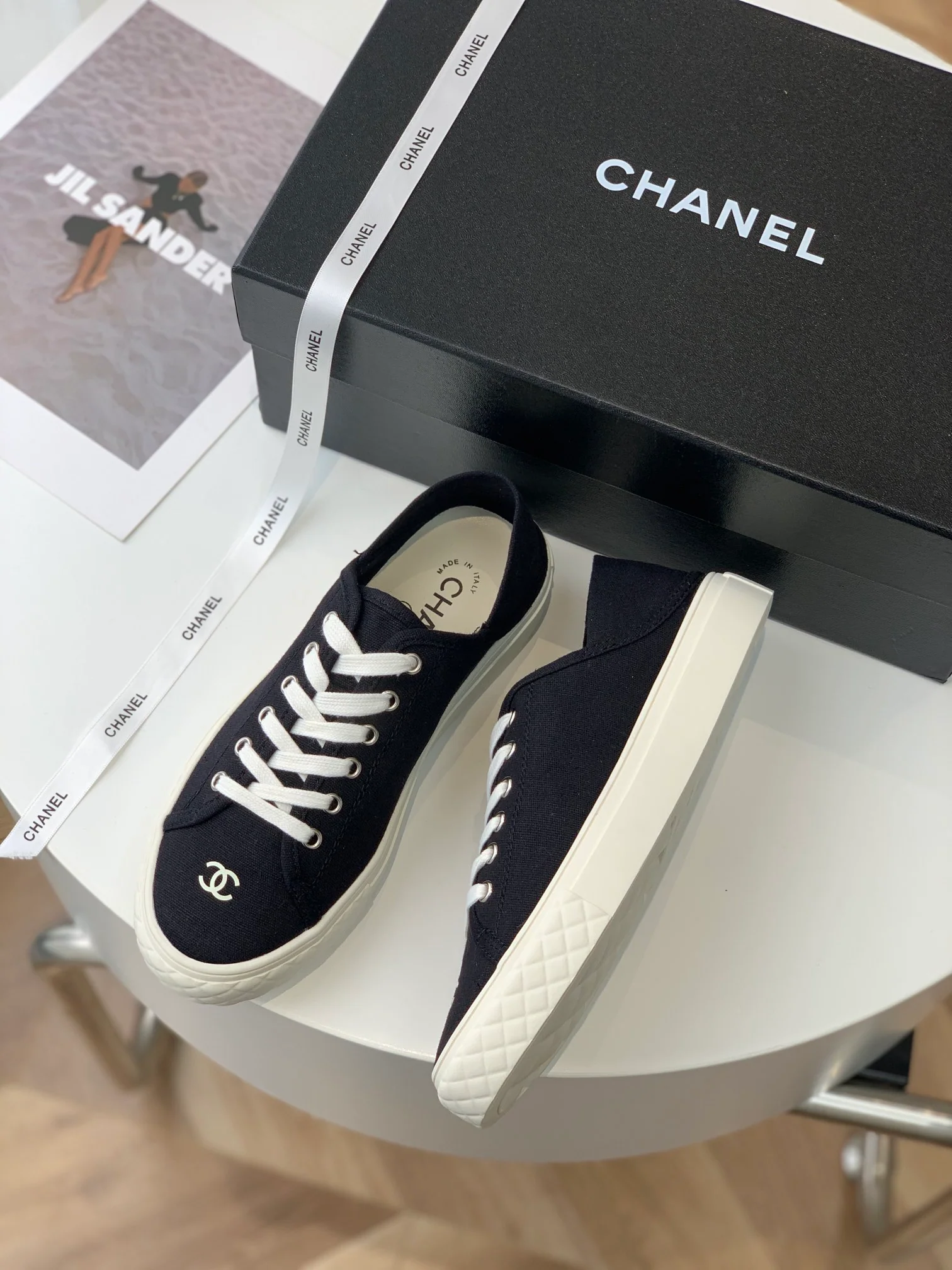 Новые поступления Chanel весна/лето 2023 — серия ?Конфетные цвета? — черные парусиновые туфли