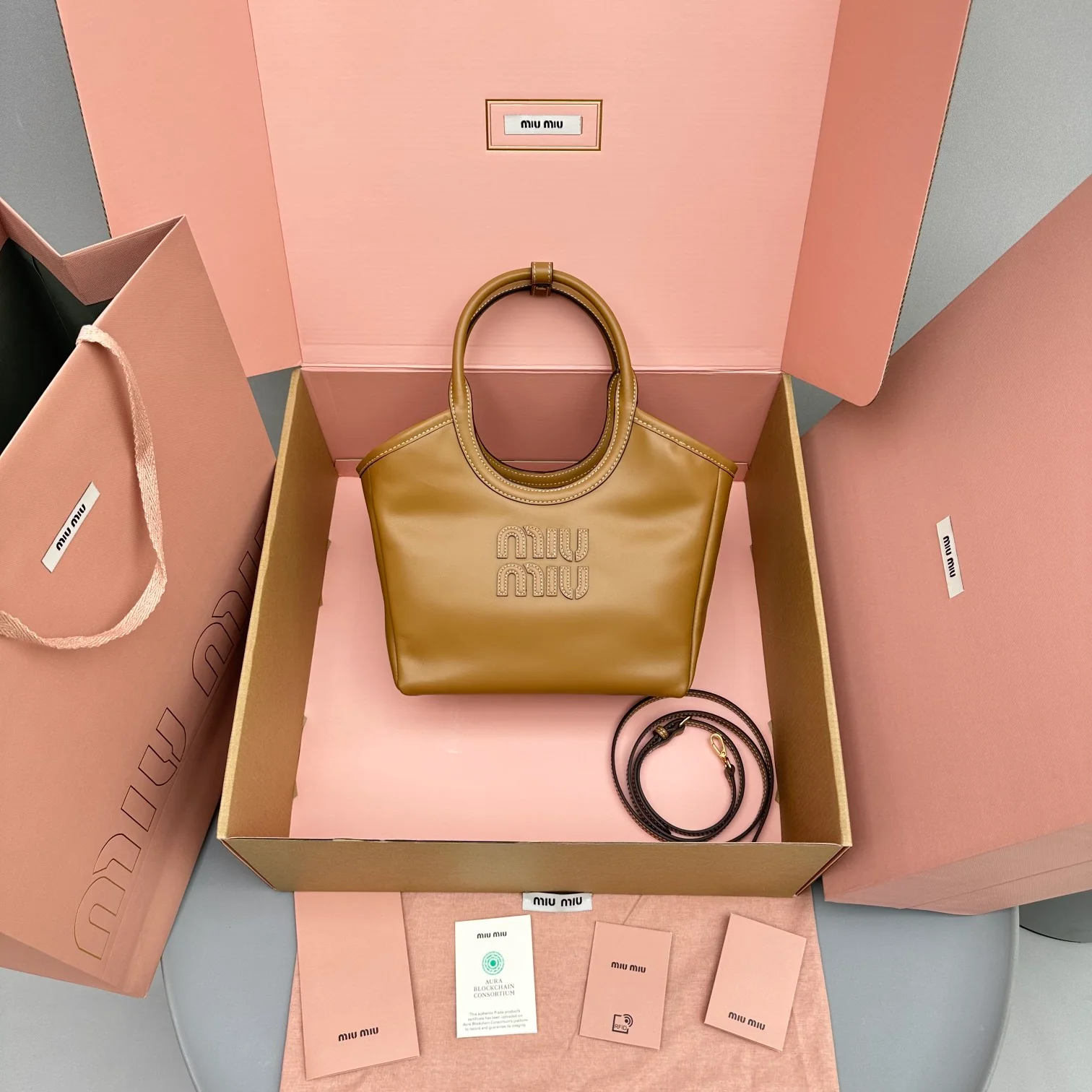 Сумка-тоут Miu Miu Ivy, маленькая, коричневая.