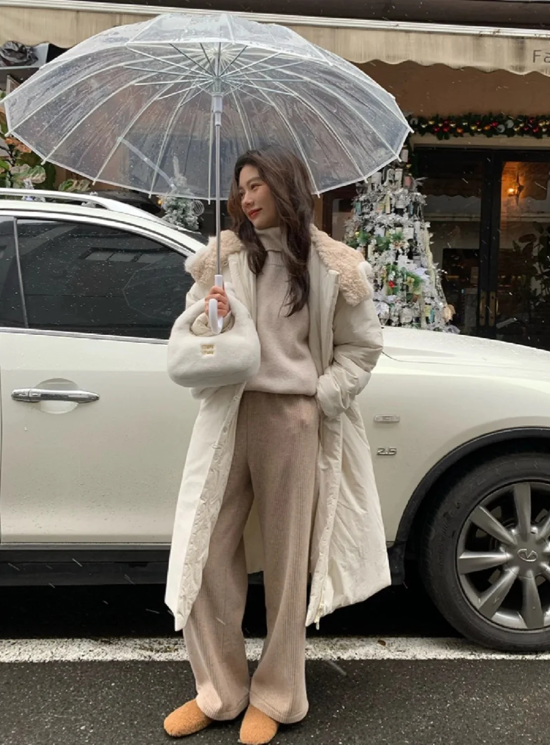 Сумка Miu Miu Wander - белая флисовая - на фото.