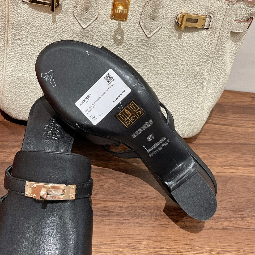 Весенняя коллекция Hermes 2023 — Новинка в универмагах — Массивные сандалии на низком каблуке — Черные