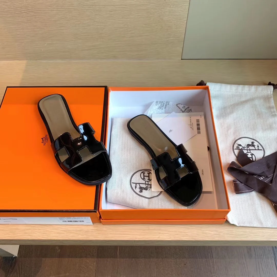 Классические домашние тапочки Hermes с буквой H — лакированная кожа, черные.