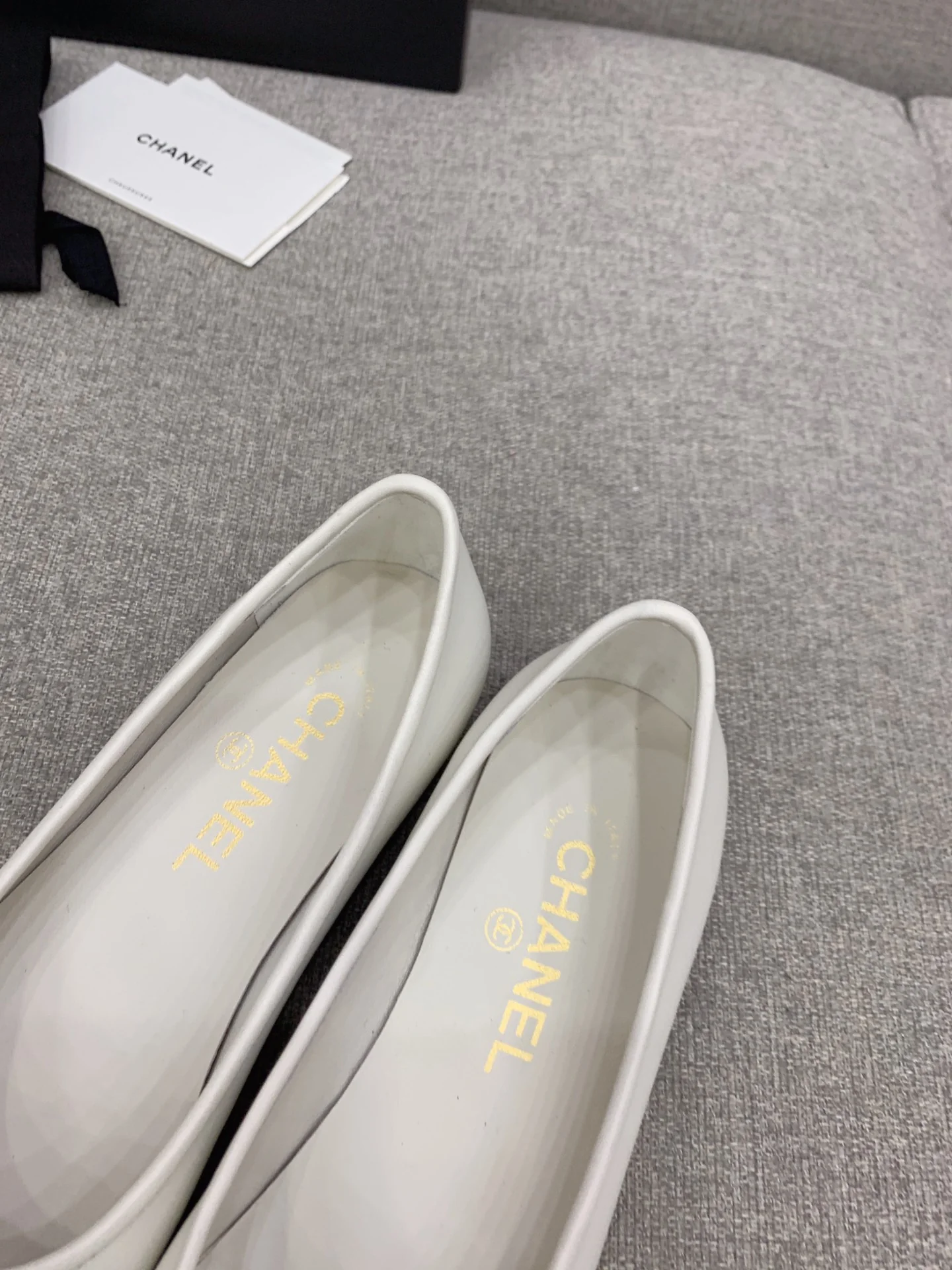 Классические балетки Chanel с двойной пряжкой в ??виде буквы С — дизайн ?бабочка?, белые.