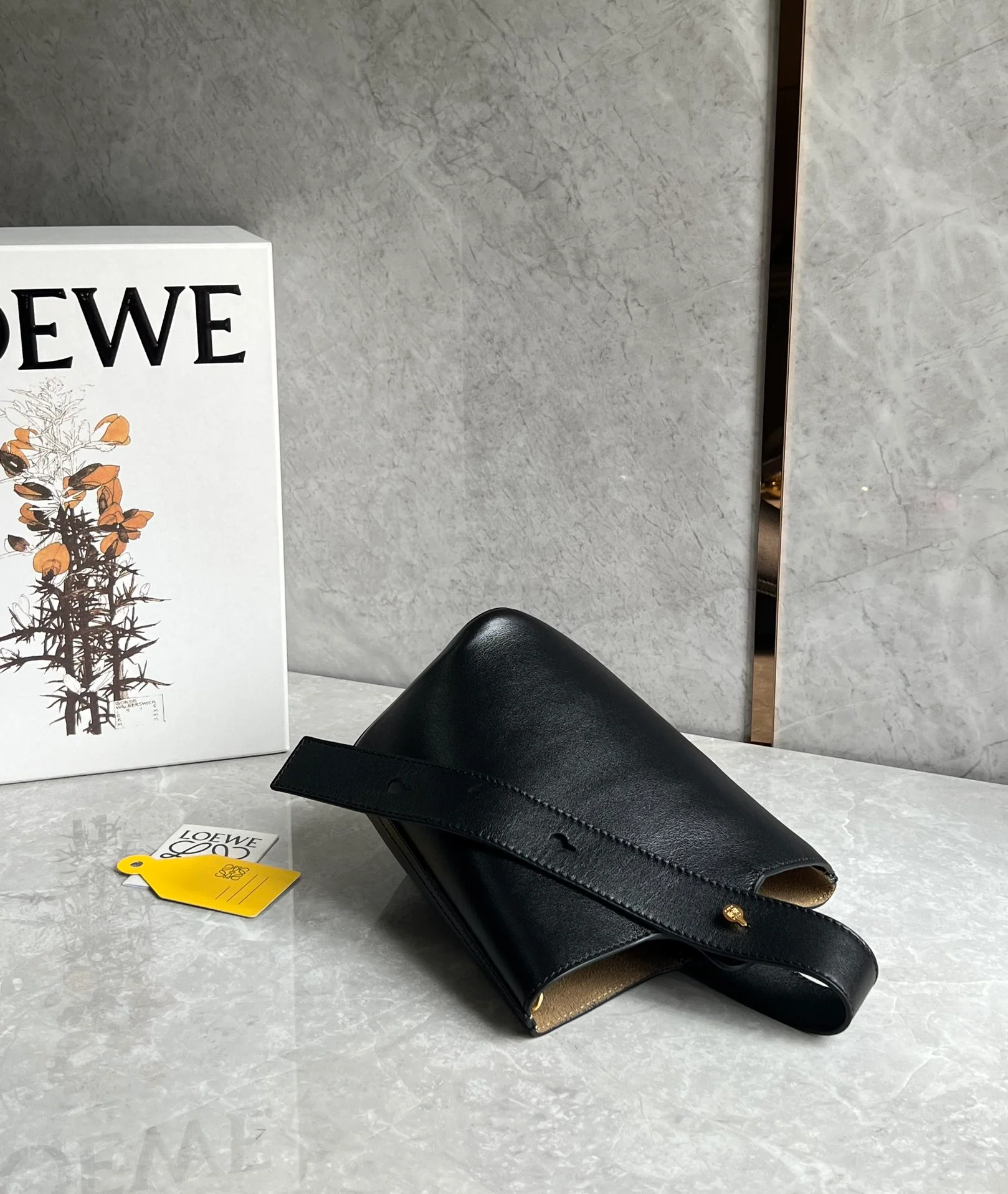 Сумка-ведро Loewe Pebble Bucket Mini Bucket Bag - черная