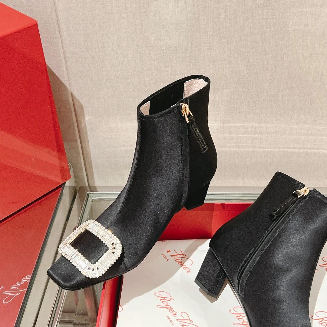 RV Shoes - Ботильоны на низком каблуке, украшенные стразами - 1