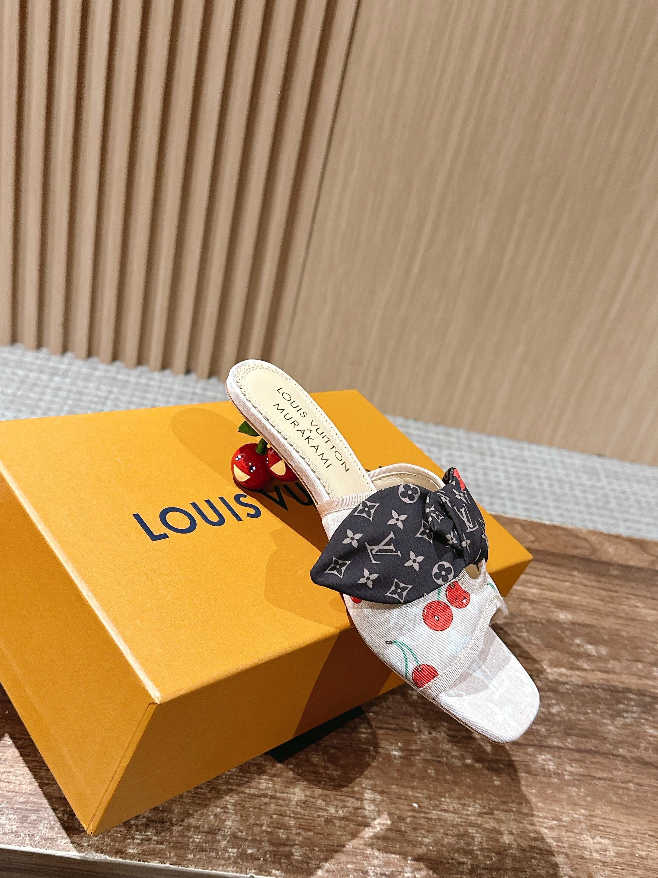 LV - Босоножки на низком каблуке с бантом и вишневым узором - Бежевые