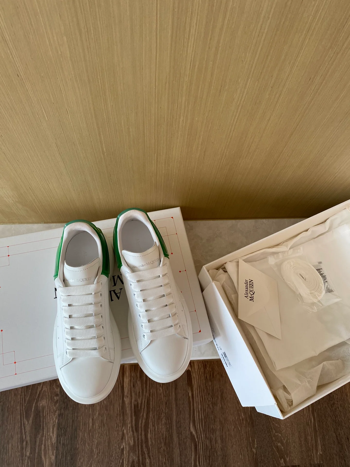 Классические белые кроссовки McQueen - на каблуке-резинке - зеленые