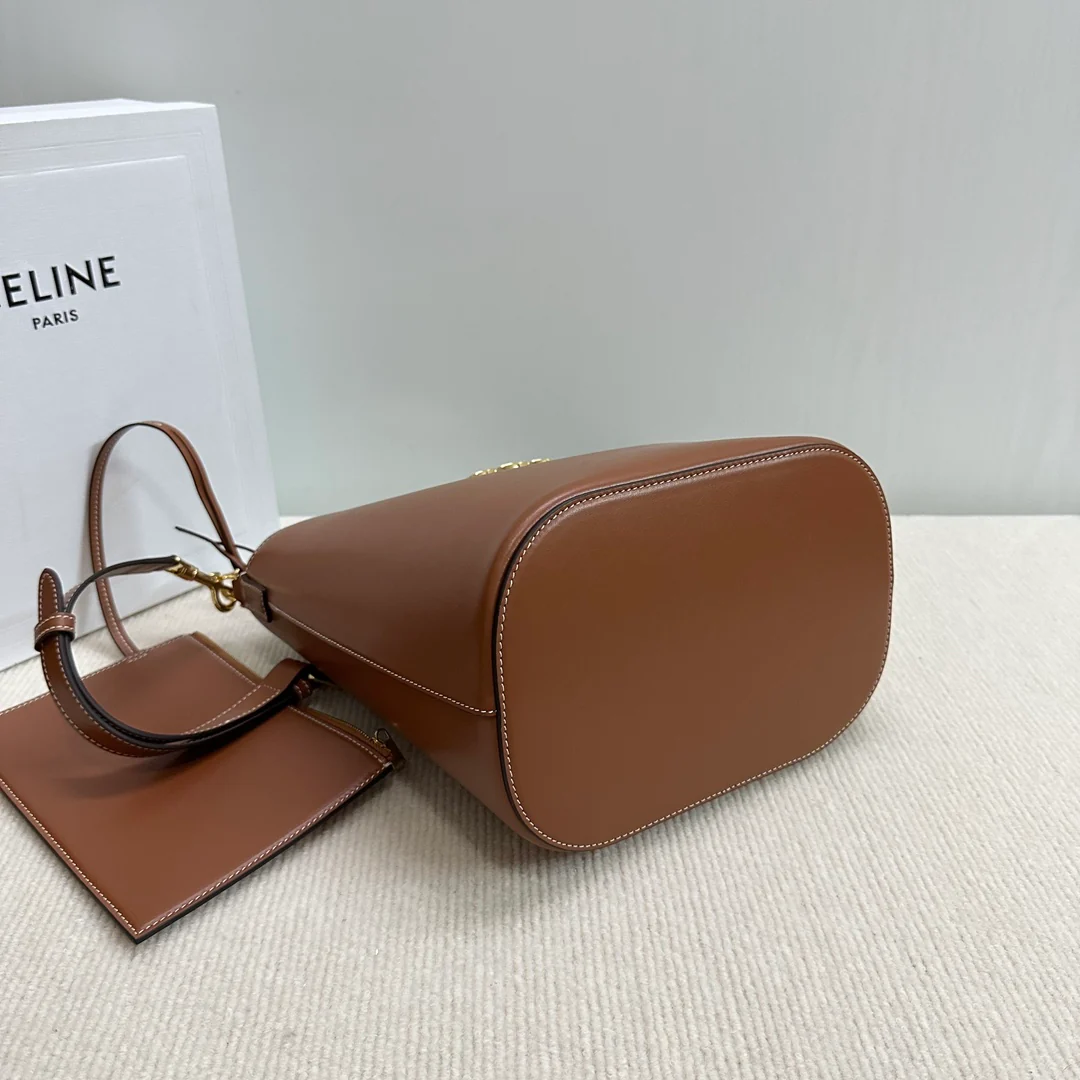 Кожаная сумка-ведро Celine Triomphe - коричневая