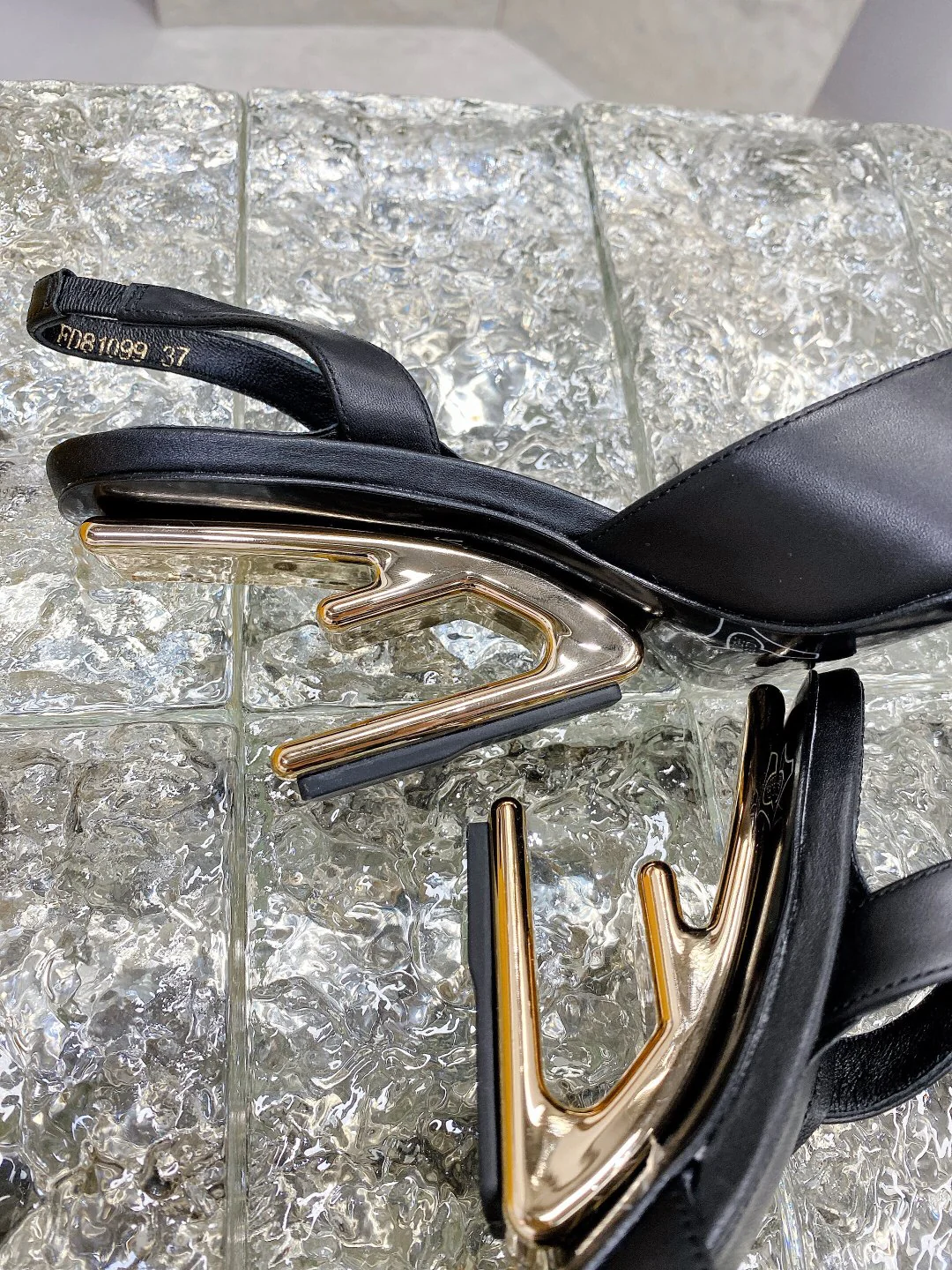 Новинка лета 2022 от Fendi - Туфли на F-образном 3D-каблуке - 1