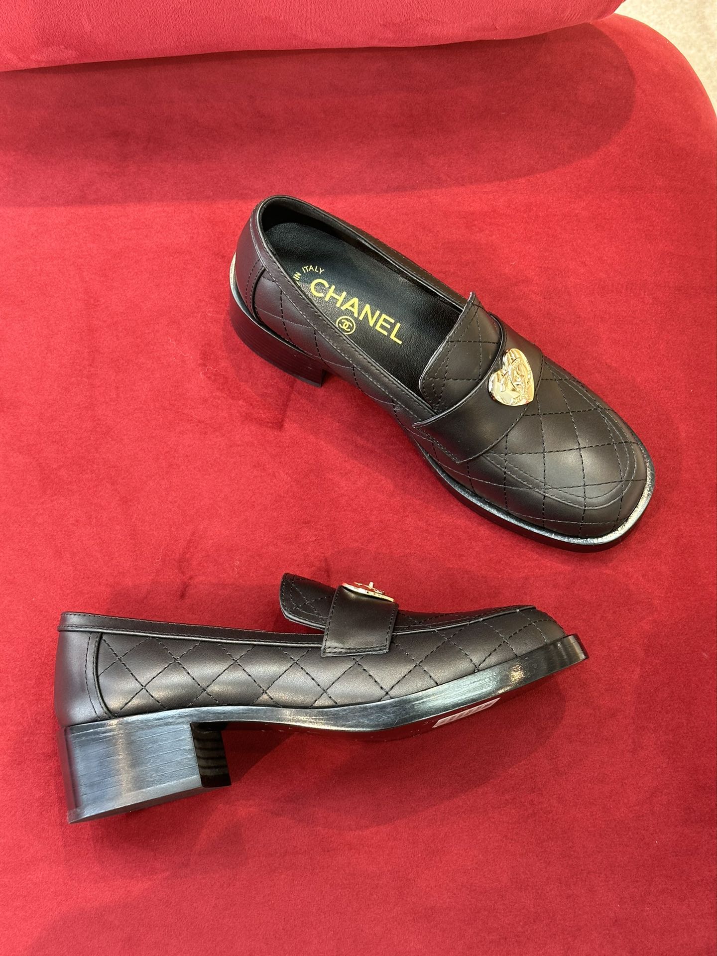 Новинка 2023 года от Chanel - Кожаные лоферы в форме сердца - Черные