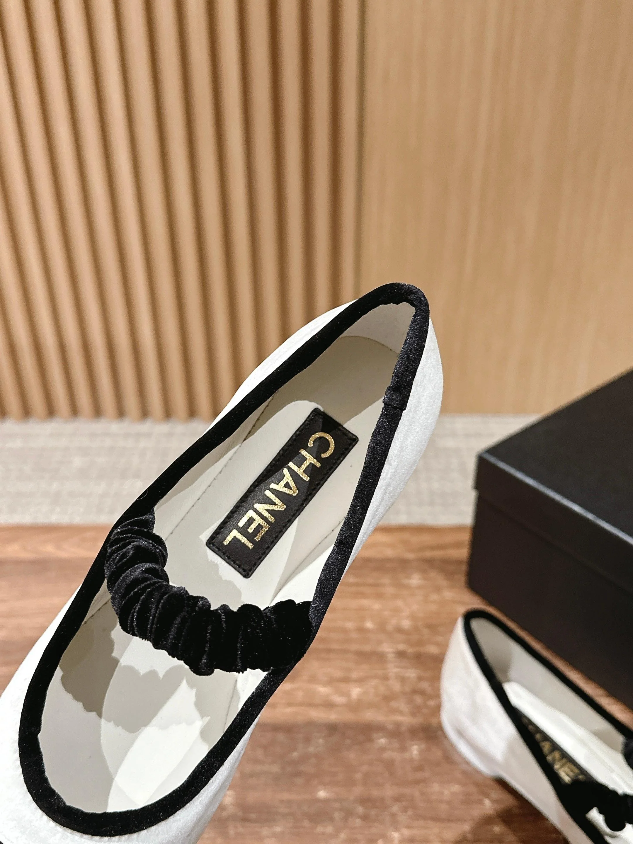 Новинка сезона весна/лето 2025 от Chanel - туфли Мэри Джейн из белой замши.