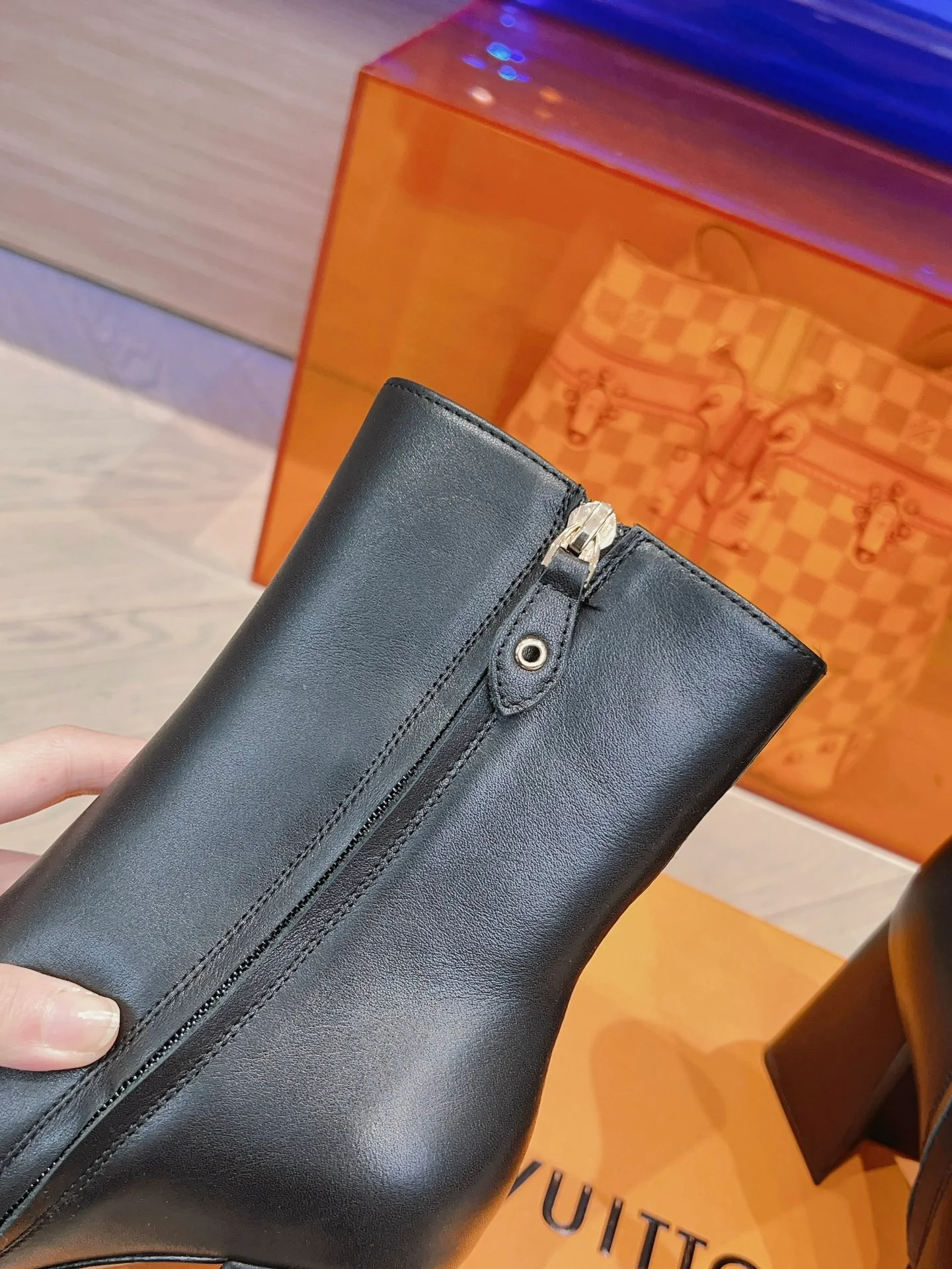 Новинка сезона осень/зима 2023 от LV — ботильоны с подиума — ботильоны на массивном высоком каблуке — матовый черный