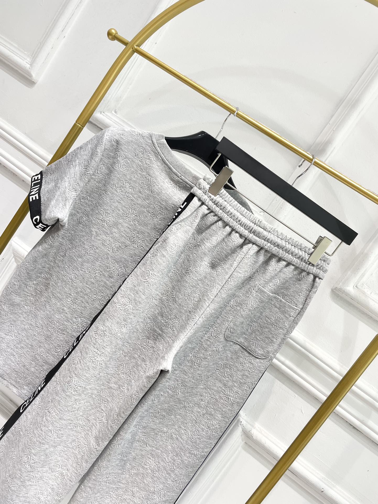 Комплект Celine-2403: футболка с коротким рукавом и повседневные брюки с тисненым узором ?Триумфальная арка? — серый.