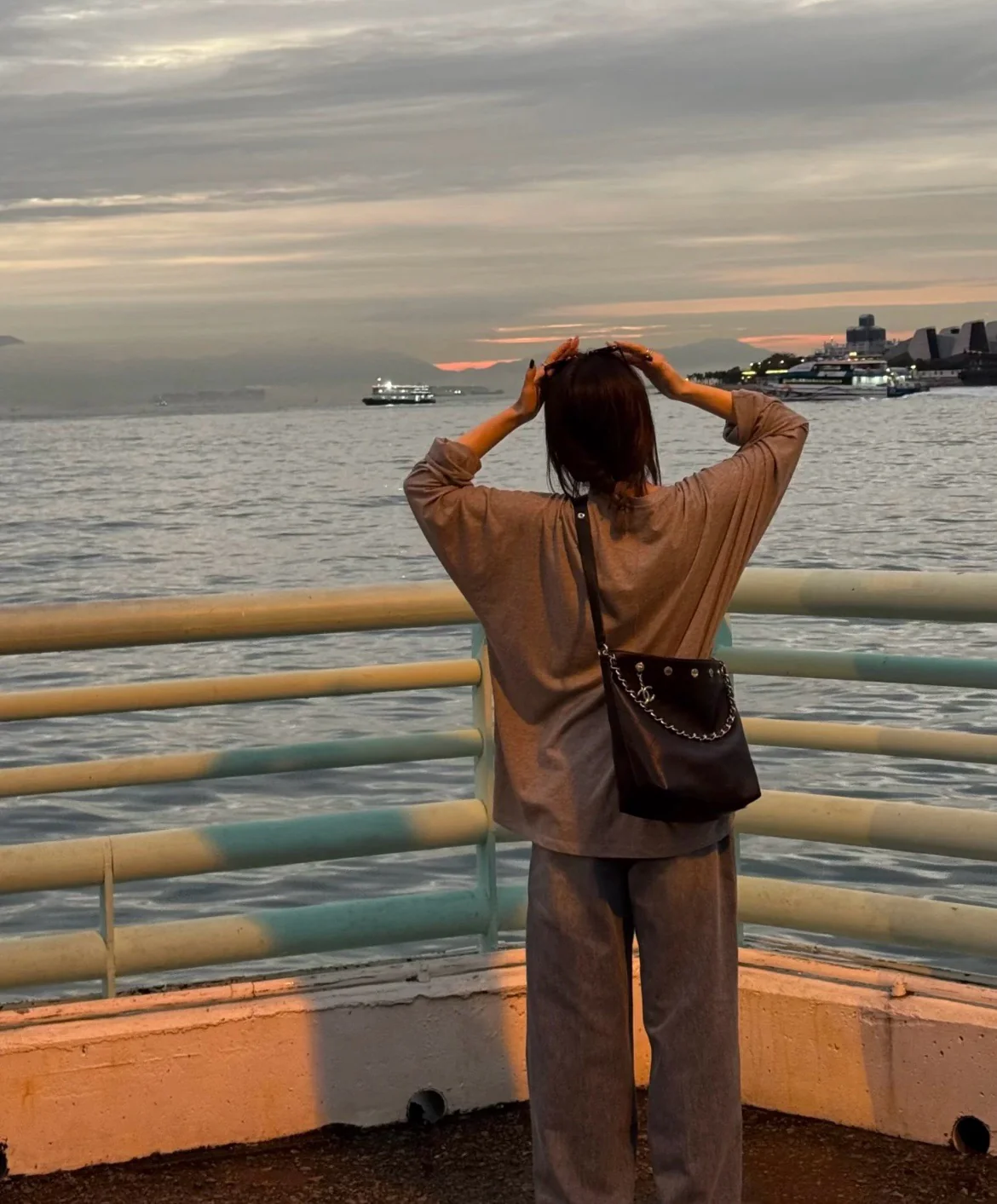 Сумка Chanel в стиле хиппи с золотой монетой 25 пенсов — черно-серебряная.