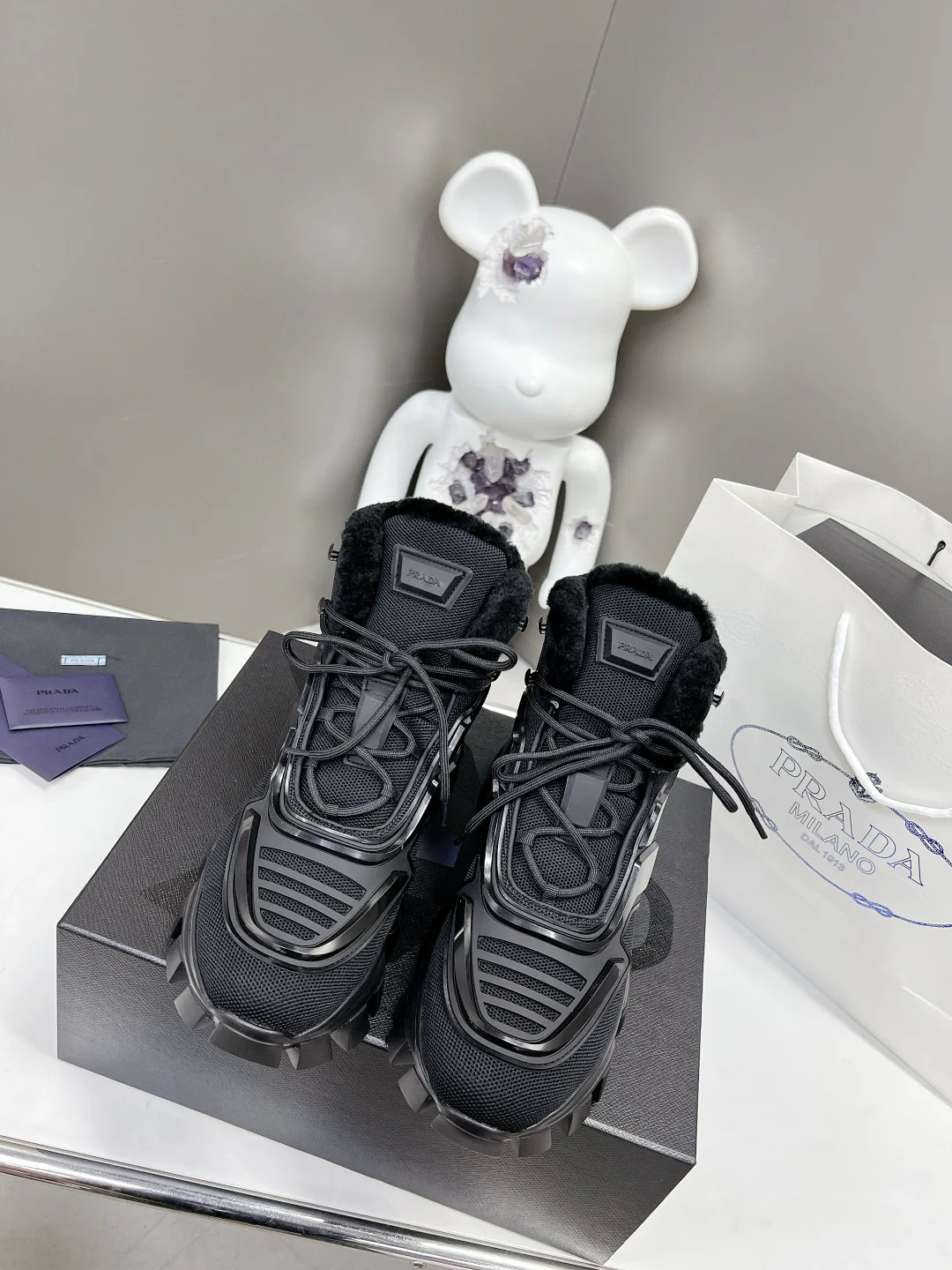 Новинка весны 2022 года от Prada - повседневные туфли на высокой платформе - черные.