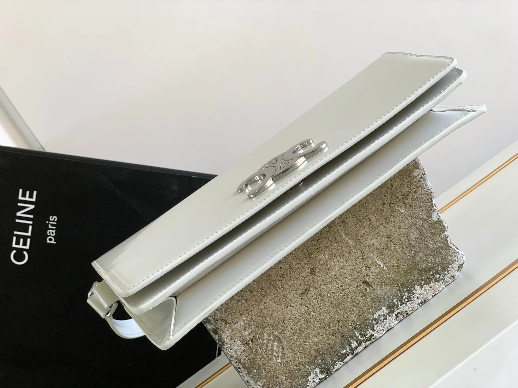 Сумка Celine Triomphe из глянцевой телячьей кожи с принтом под канвас - белая.