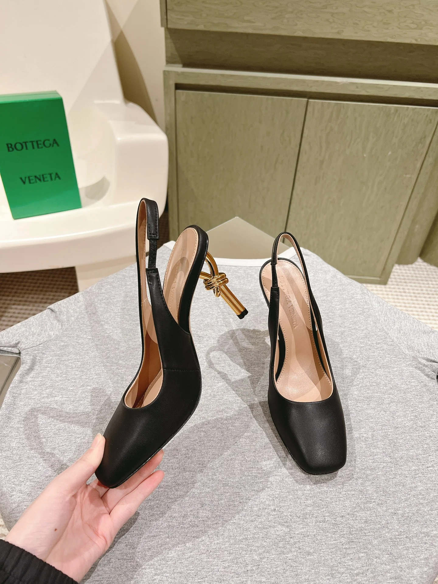 Туфли на высоком каблуке BV-2024 с металлизированным узором 