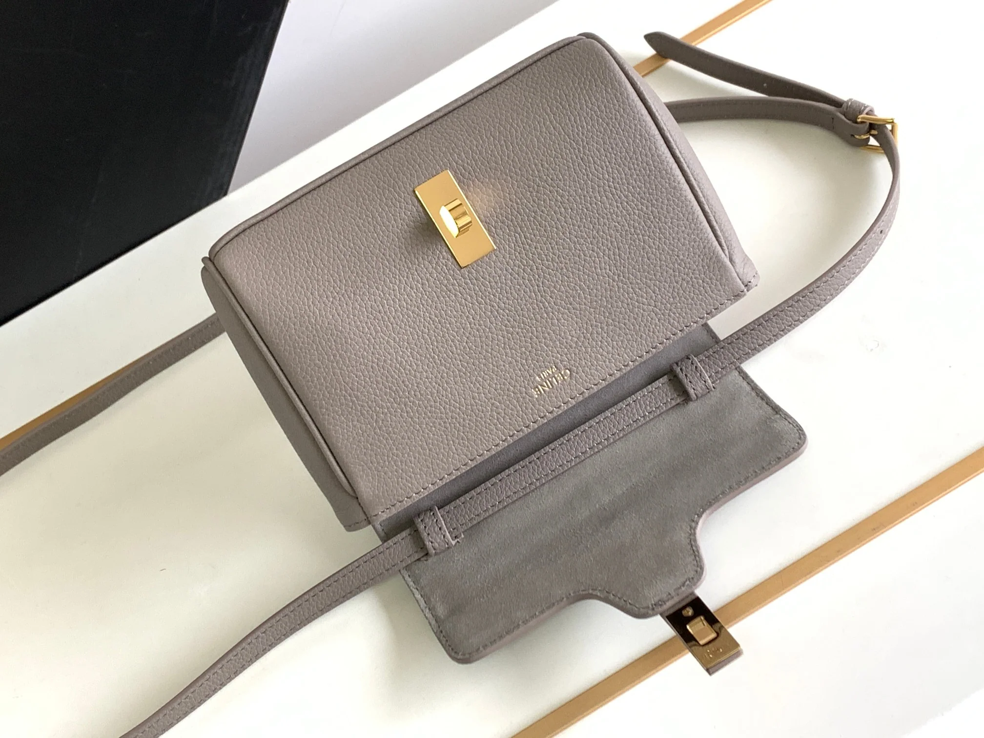 Новинка весны 2023 года от Celine - Миниатюрная сумка из мягкой зернистой телячьей кожи (16%) - Серая