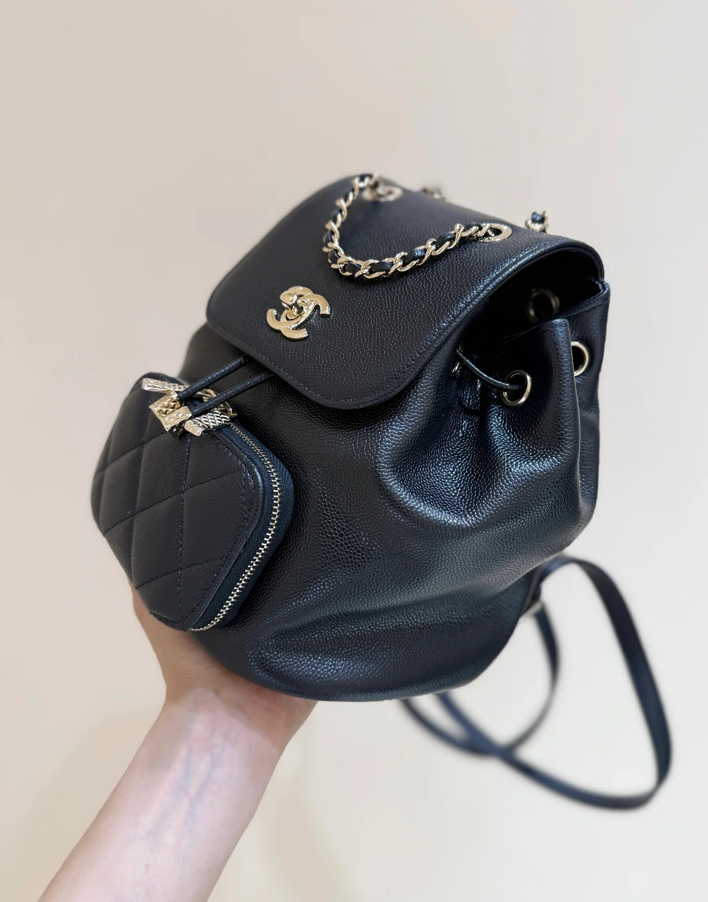 Рюкзак Chanel 25b из кожи личи, черный с золотой фурнитурой.