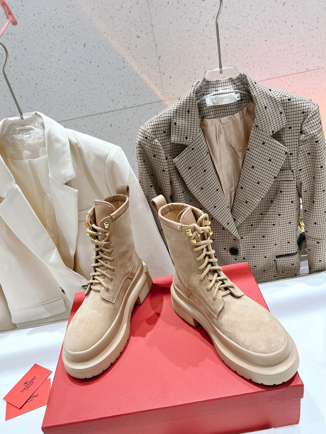 Ботинки Valentino на шнуровке до середины икры в стиле милитари - абрикосовый цвет